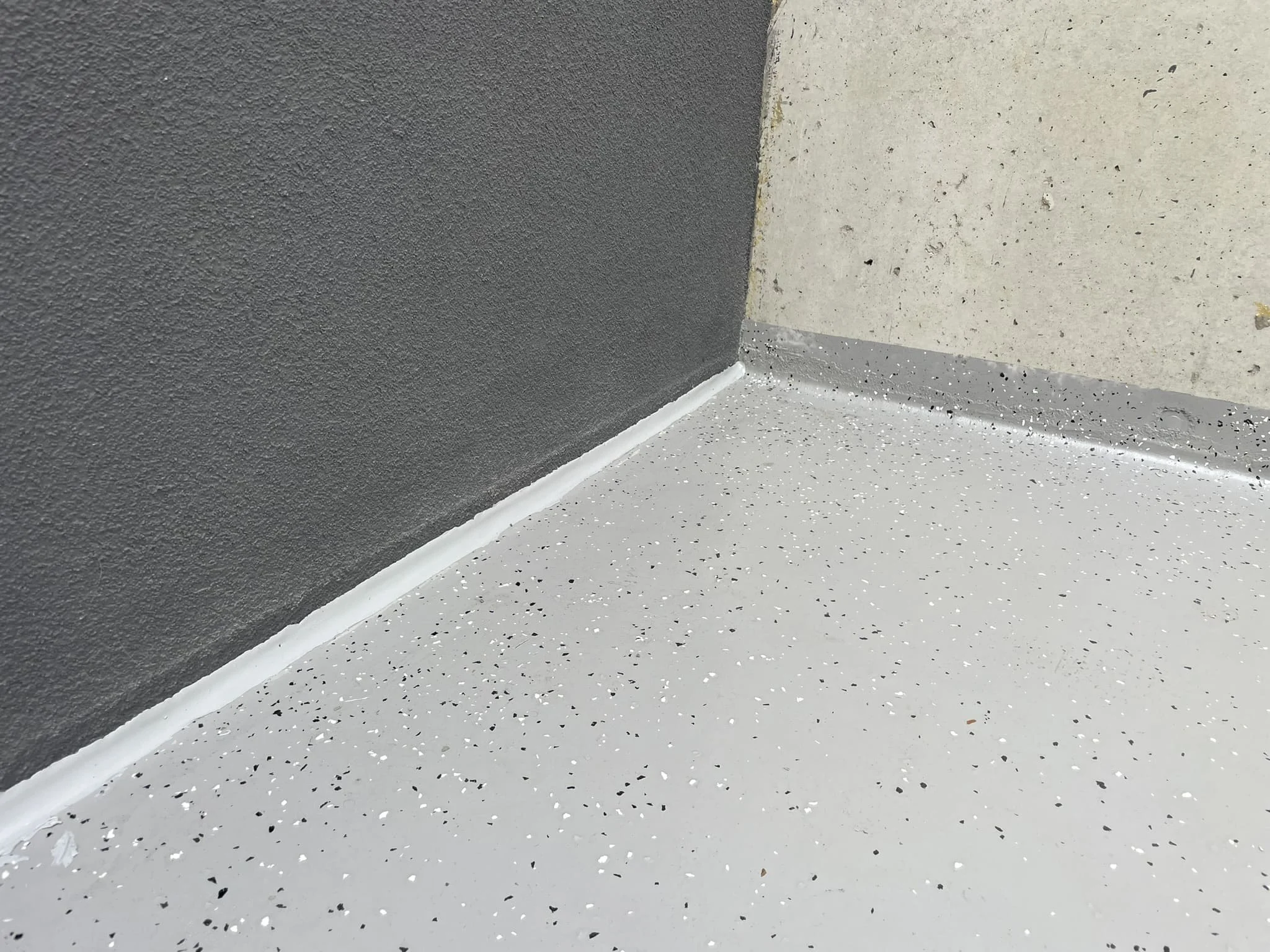 Ровное залитое полиуретановое покрытие в фармацевтическом цехе / ТопПолГарант