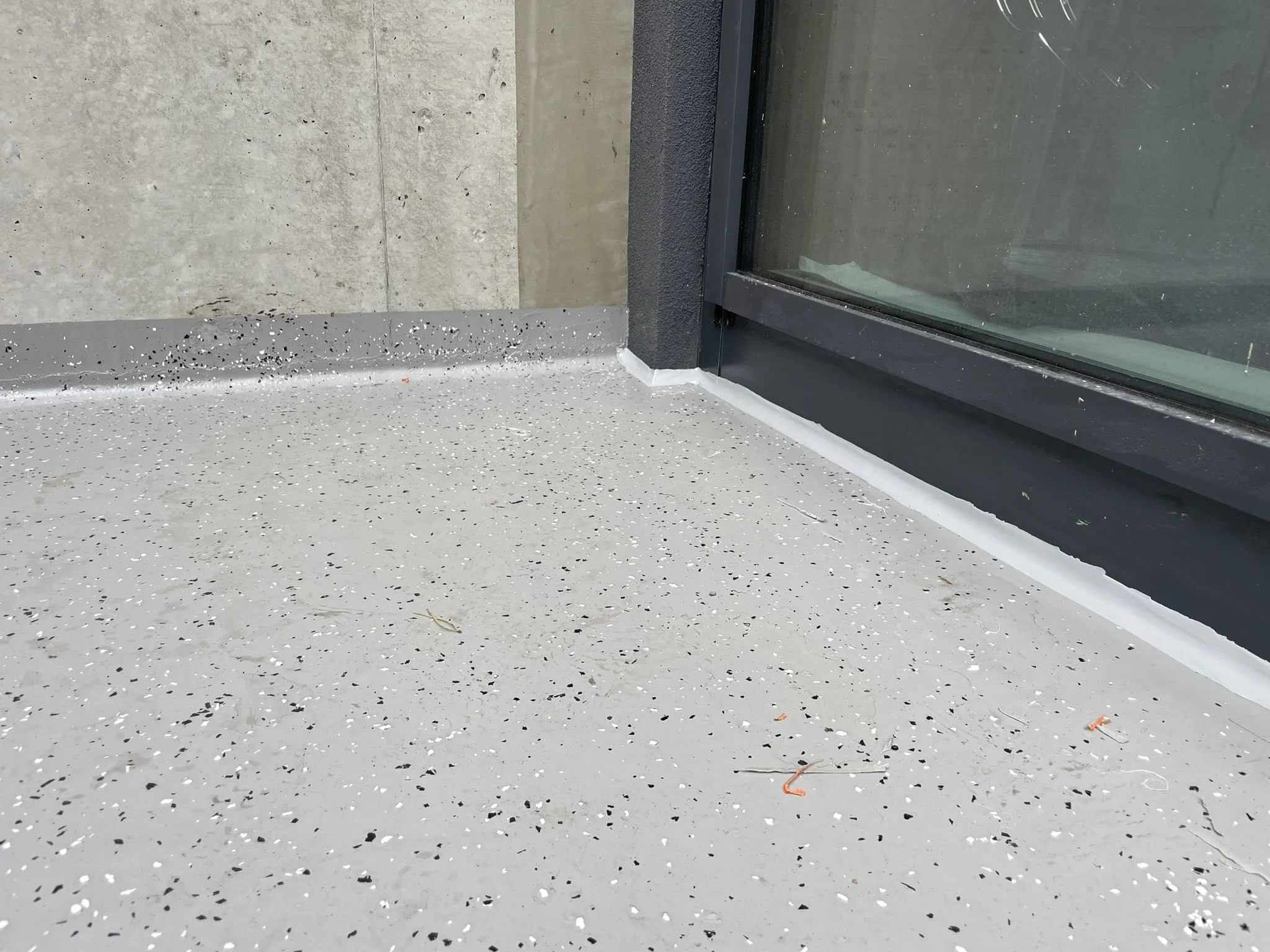 Процесс механической заливки полиуретанового пола в складском комплексе / ТопПолГарант