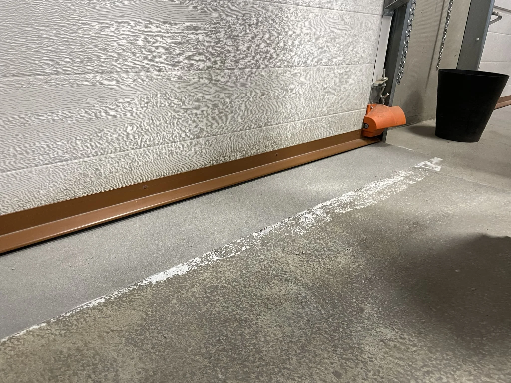 Сравнение внешнего вида эпоксидного и полиуретанового полов в промышленном цеху / ТопПолГарант