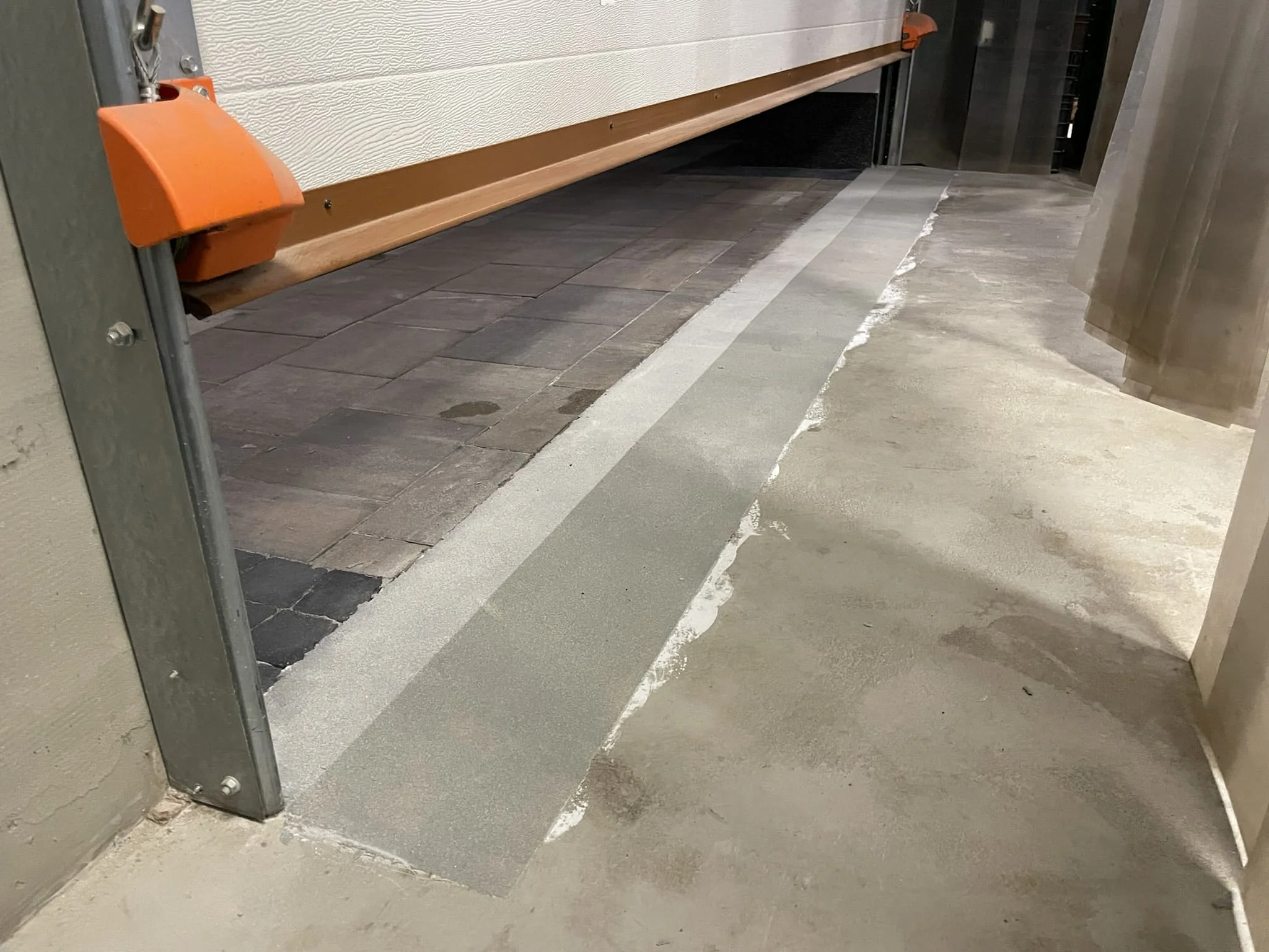 Заливка полиуретанового наливного пола мастером на складе / ТопПолГарант