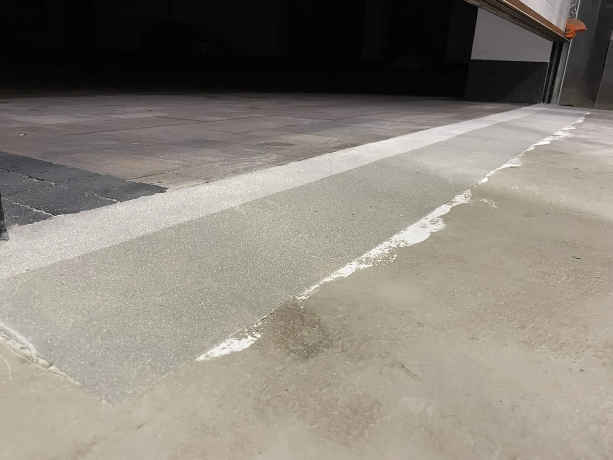 Готовый цветной полиуретановый пол с маркировкой в производственном цехе / ТопПолГарант