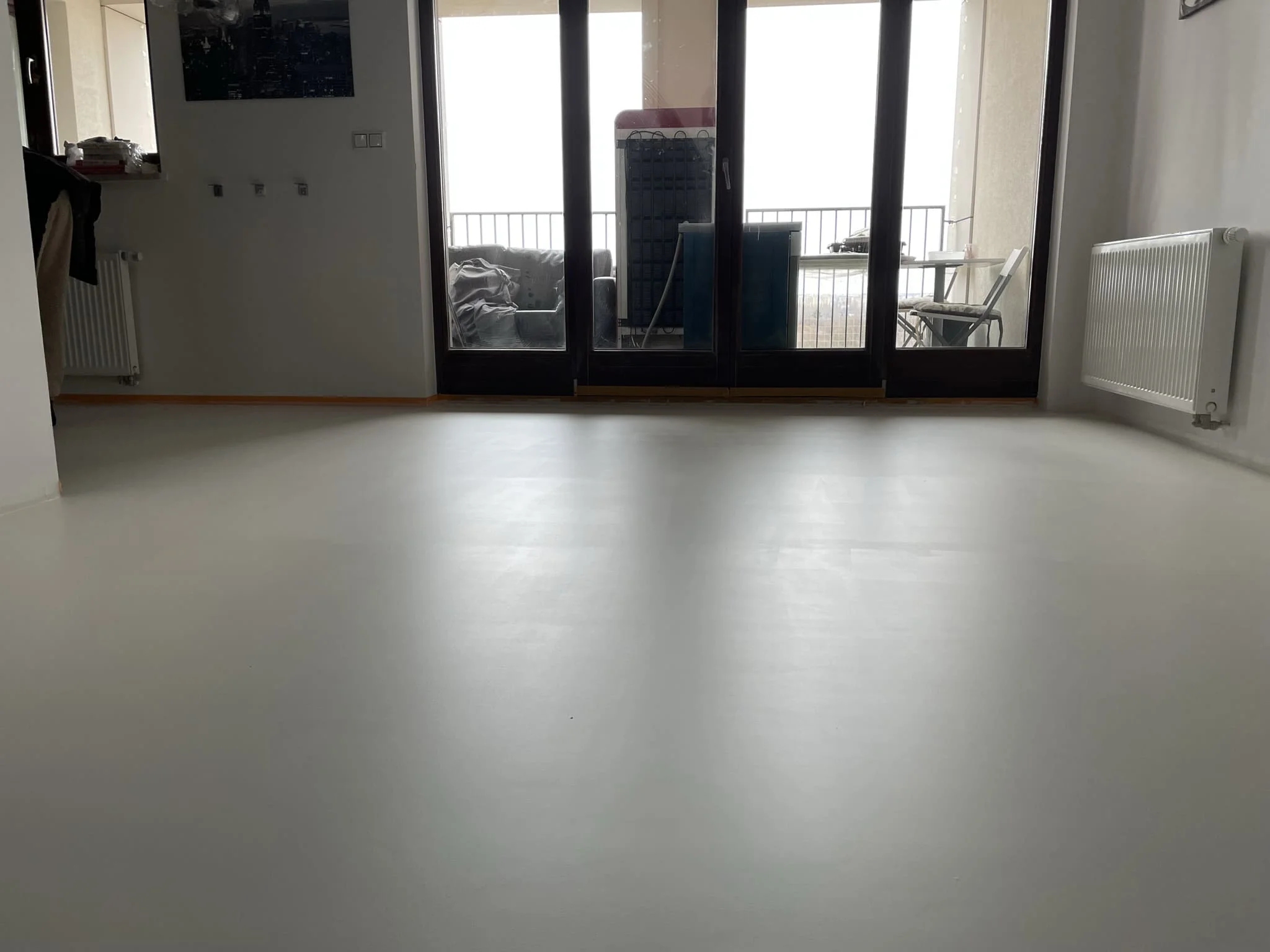 Готовый цветной тонкослойный наливной пол в офисе или коммерческом зале / ТопПолГарант