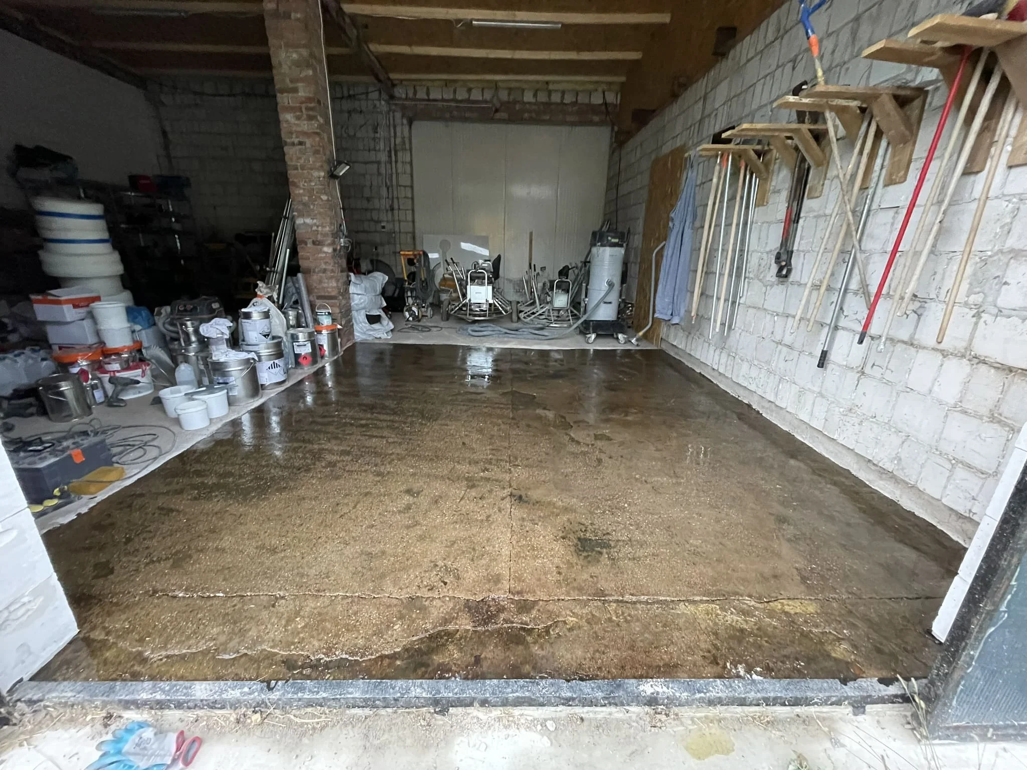 Заливка тонкослойного полимера мастерской на промышленном объекте / ТопПолГарант