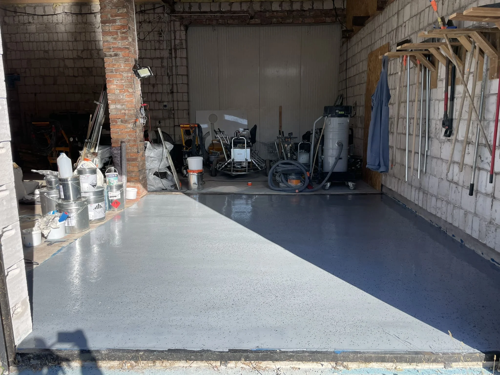 Эстетичный тонкослойный наливной пол с разметкой на полу офиса / ТопПолГарант