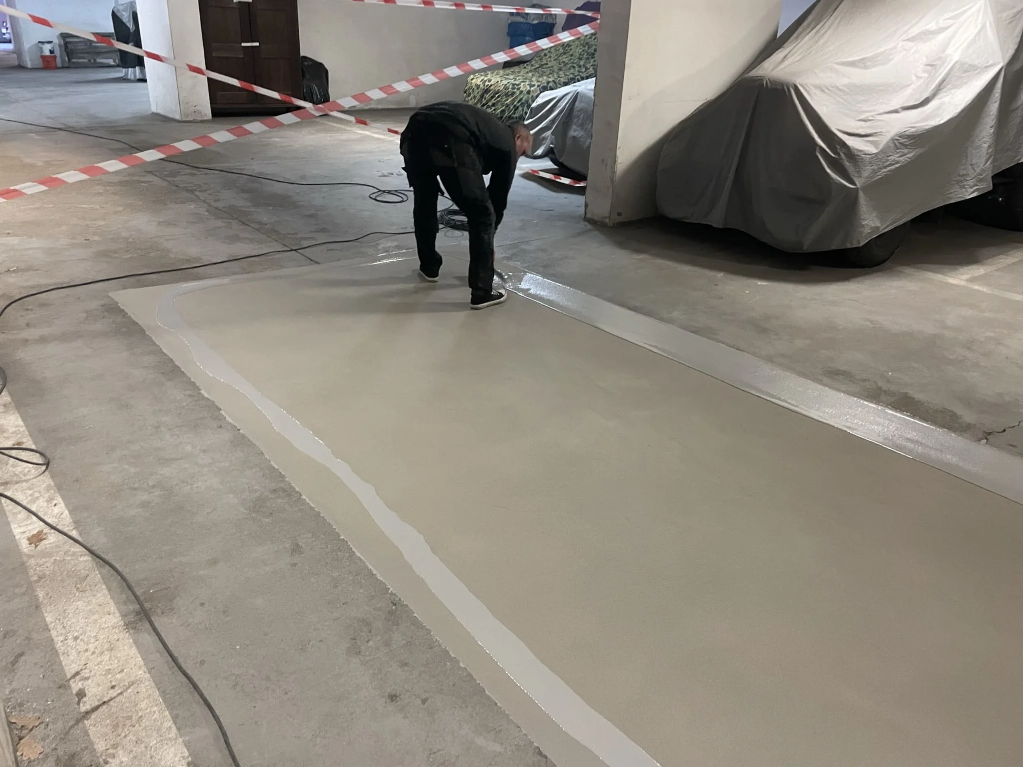 Процесс укладки тонкослойного наливного пола на складе или в коридоре / ТопПолГарант