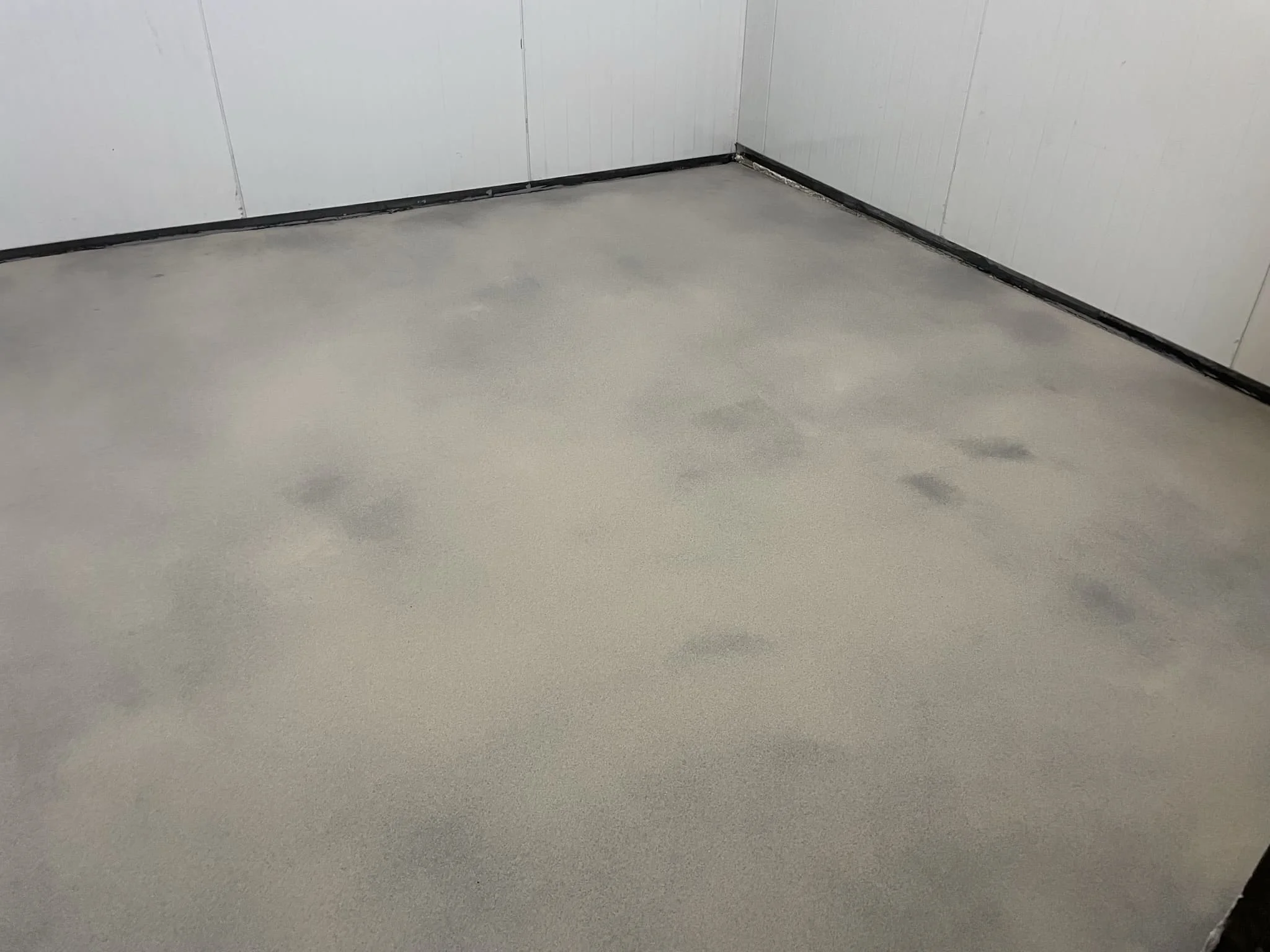 Монтаж морозостойкого наливного пола на промышленной площадке на открытом воздухе / ТопПолГарант