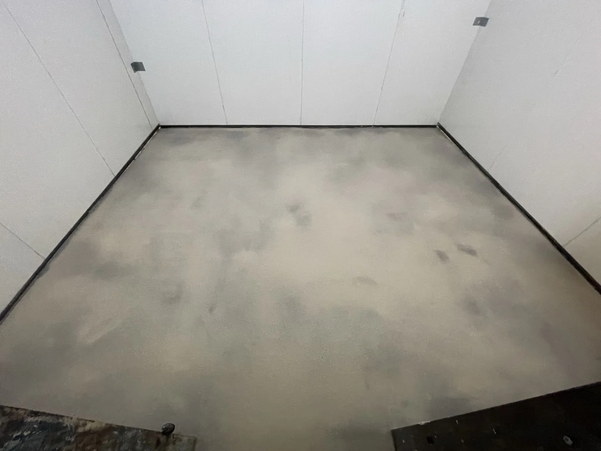 Эксплуатация бесшовного морозостойкого пола в крупной морозильной камере / ТопПолГарант