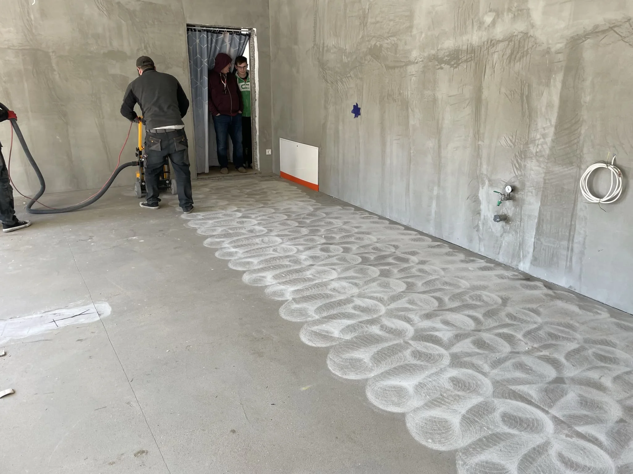 Монтаж морозостойкого полимерного пола в автомобильном гараже / ТопПолГарант