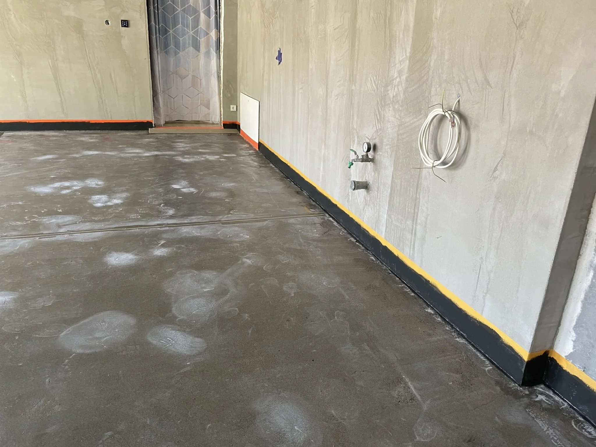 Химстойкий полимерный пол в аккумуляторном цехе или лаборатории / ТопПолГарант