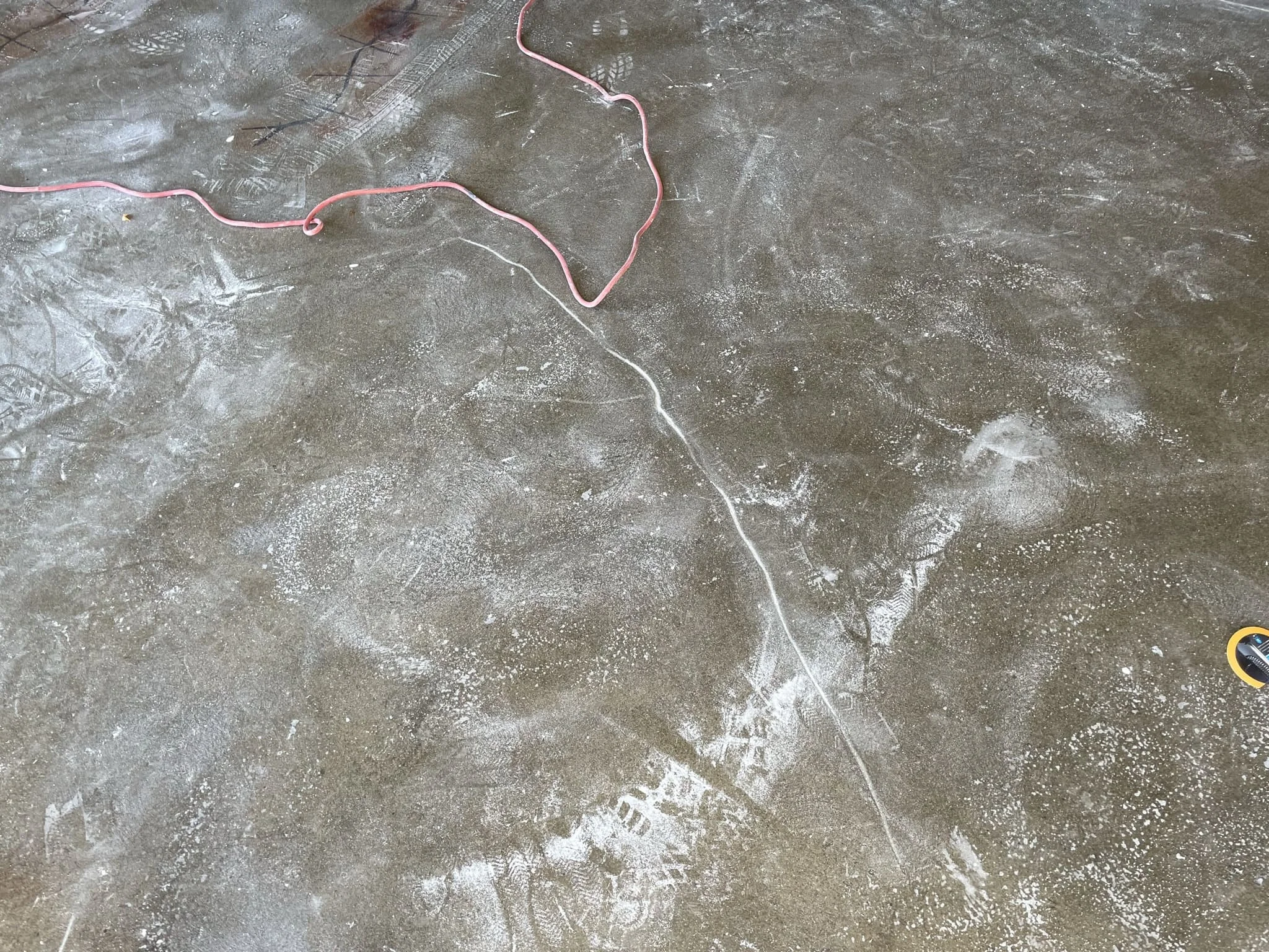 Заливка эпоксидного химически стойкого пола в промышленном цехе / ТопПолГарант