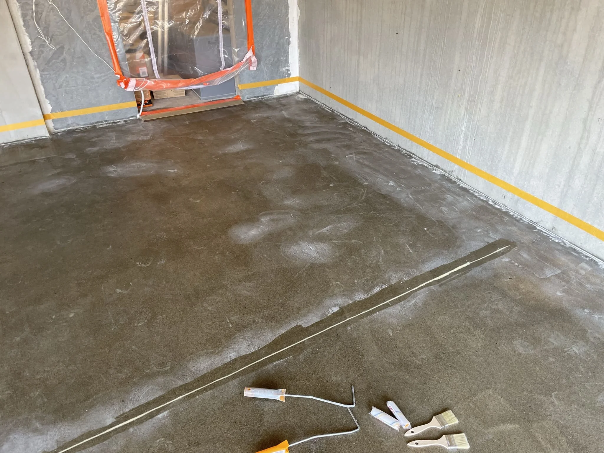 Монтаж химически стойкого пола в лаборатории или химцехе / ТопПолГарант