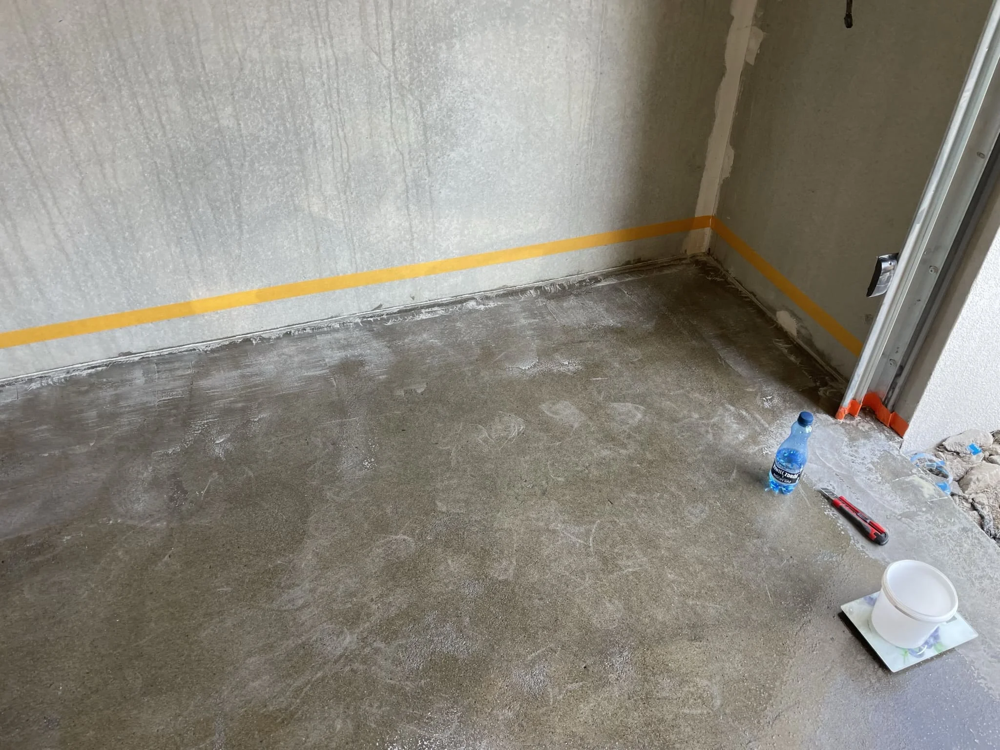 Готовое химстойкое покрытие пола на складе с реагентами или дезсредствами / ТопПолГарант