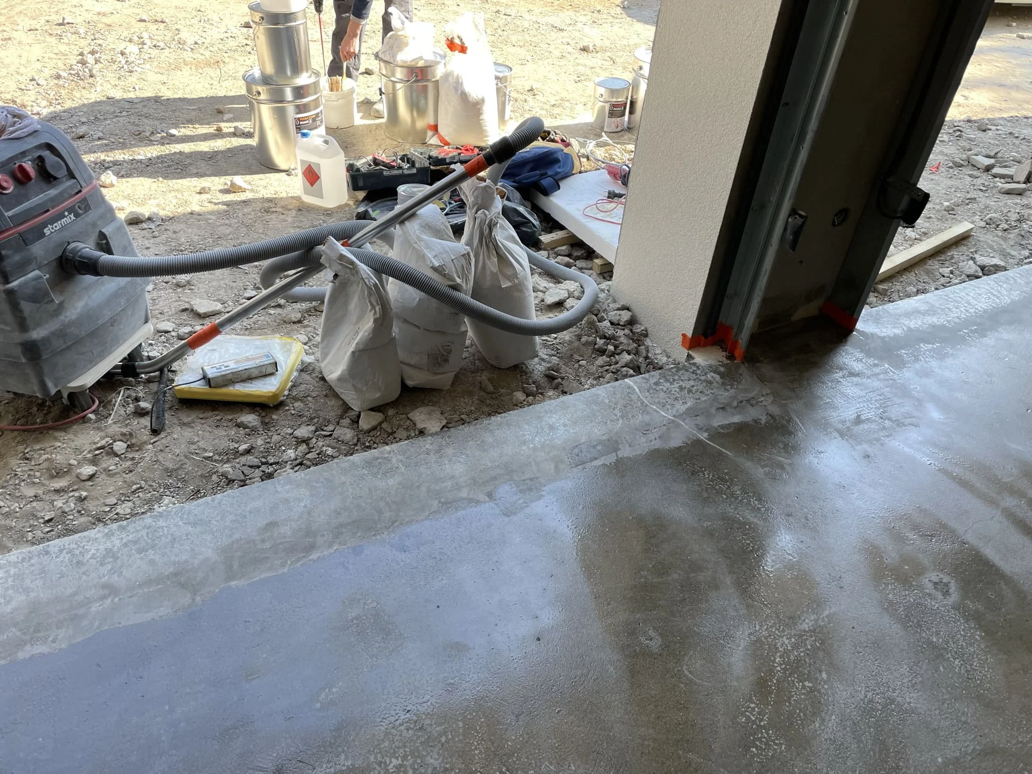 Локальный ремонт химически стойкого пола на складе с агрессивной средой / ТопПолГарант