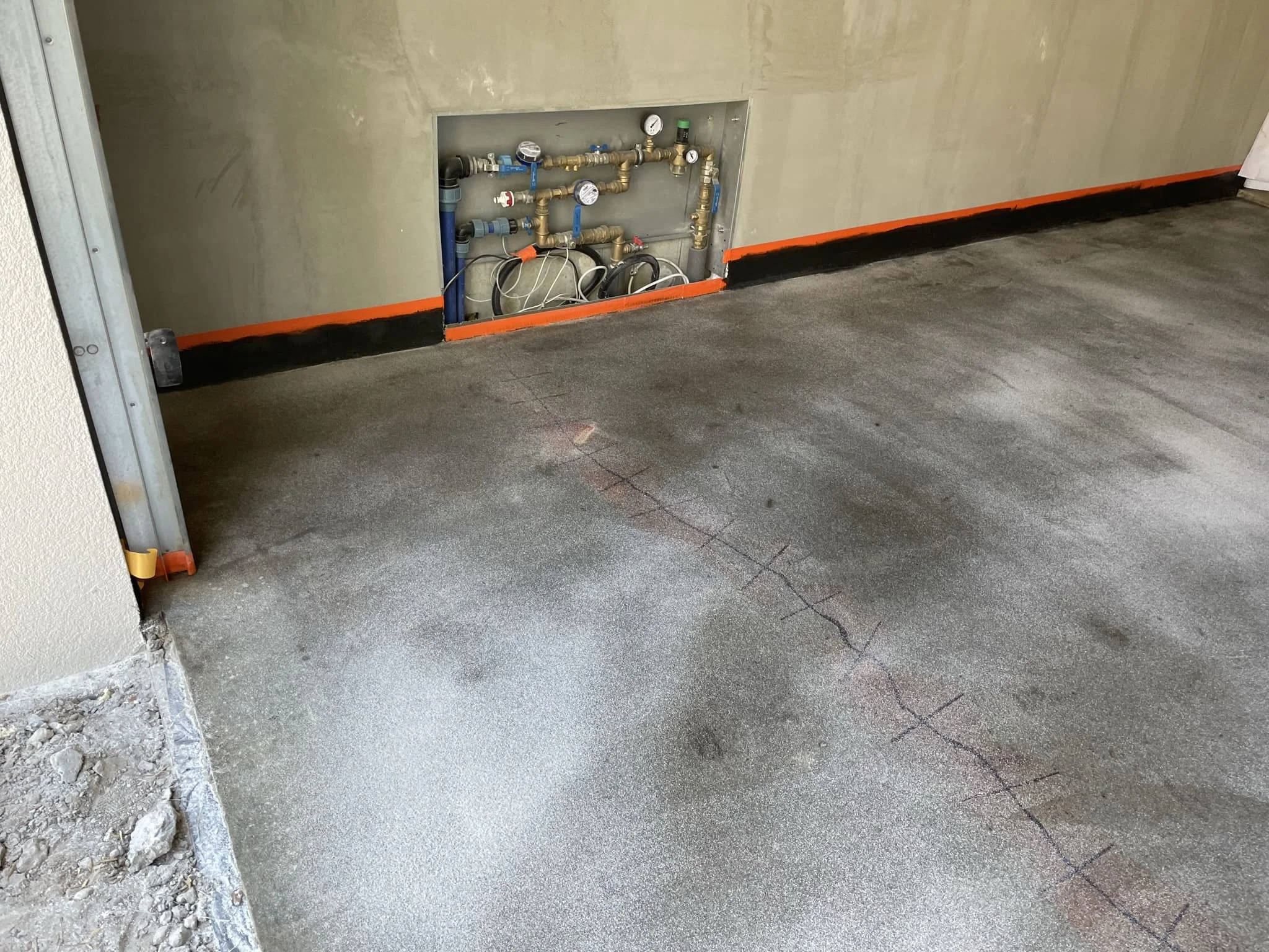 Монтаж высоконаполненного полимерного покрытия в промышленном цехе / ТопПолГарант