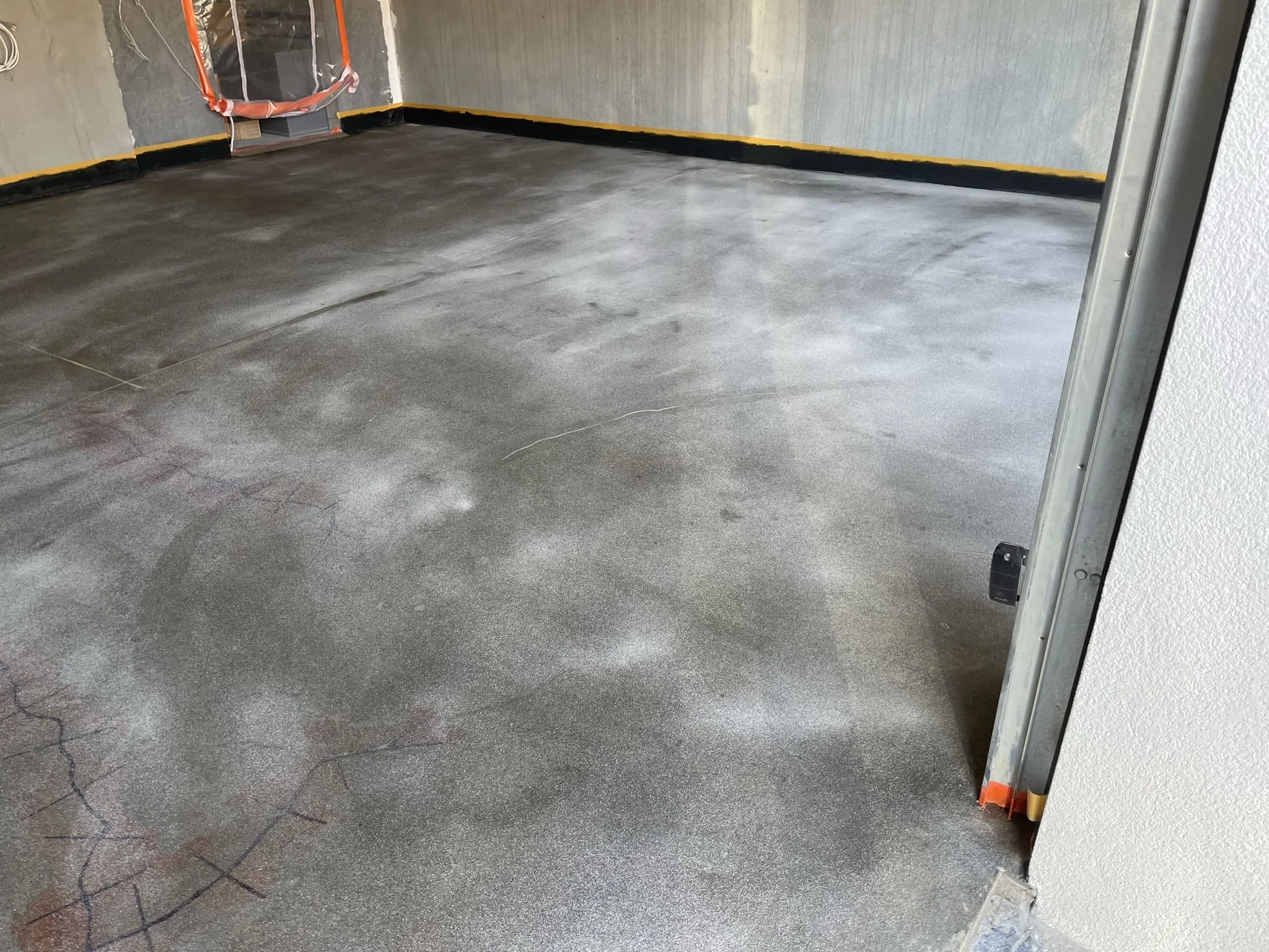 Эксплуатация высоконаполненного пола в автосервисе или химическом складе
 / ТопПолГарант