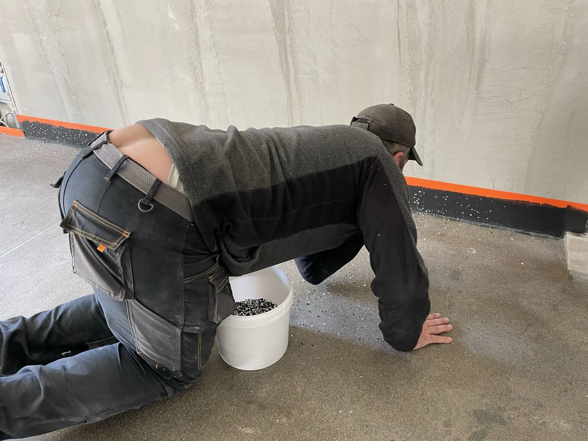 Монтаж высоконаполненного пола с кварцевым наполнителем на заводе / ТопПолГарант