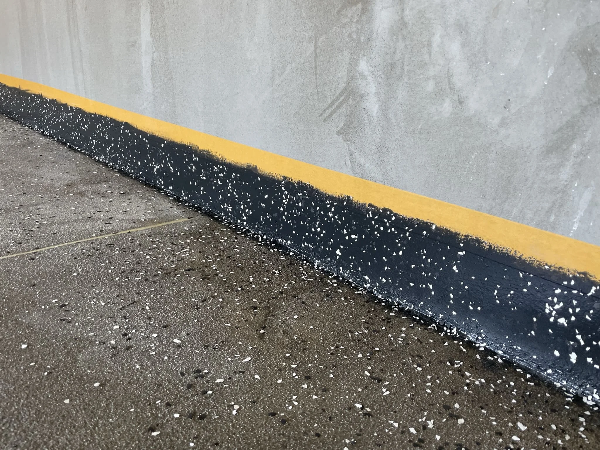 Процесс монтажа высоконаполненного полимерного пола в промышленном ангаре / ТопПолГарант