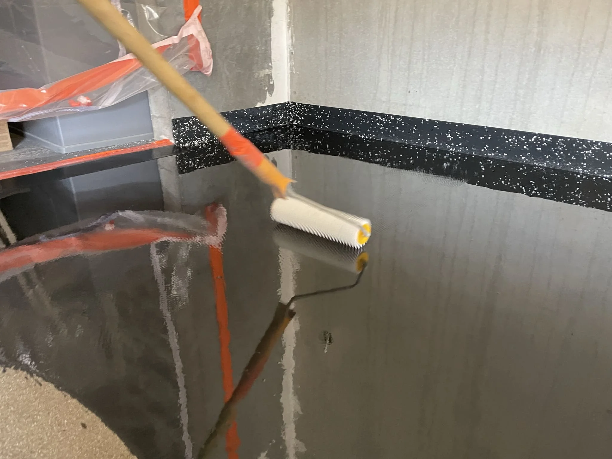 Эксплуатация цветного высоконаполненного пола с противоскользящей фактурой / ТопПолГарант