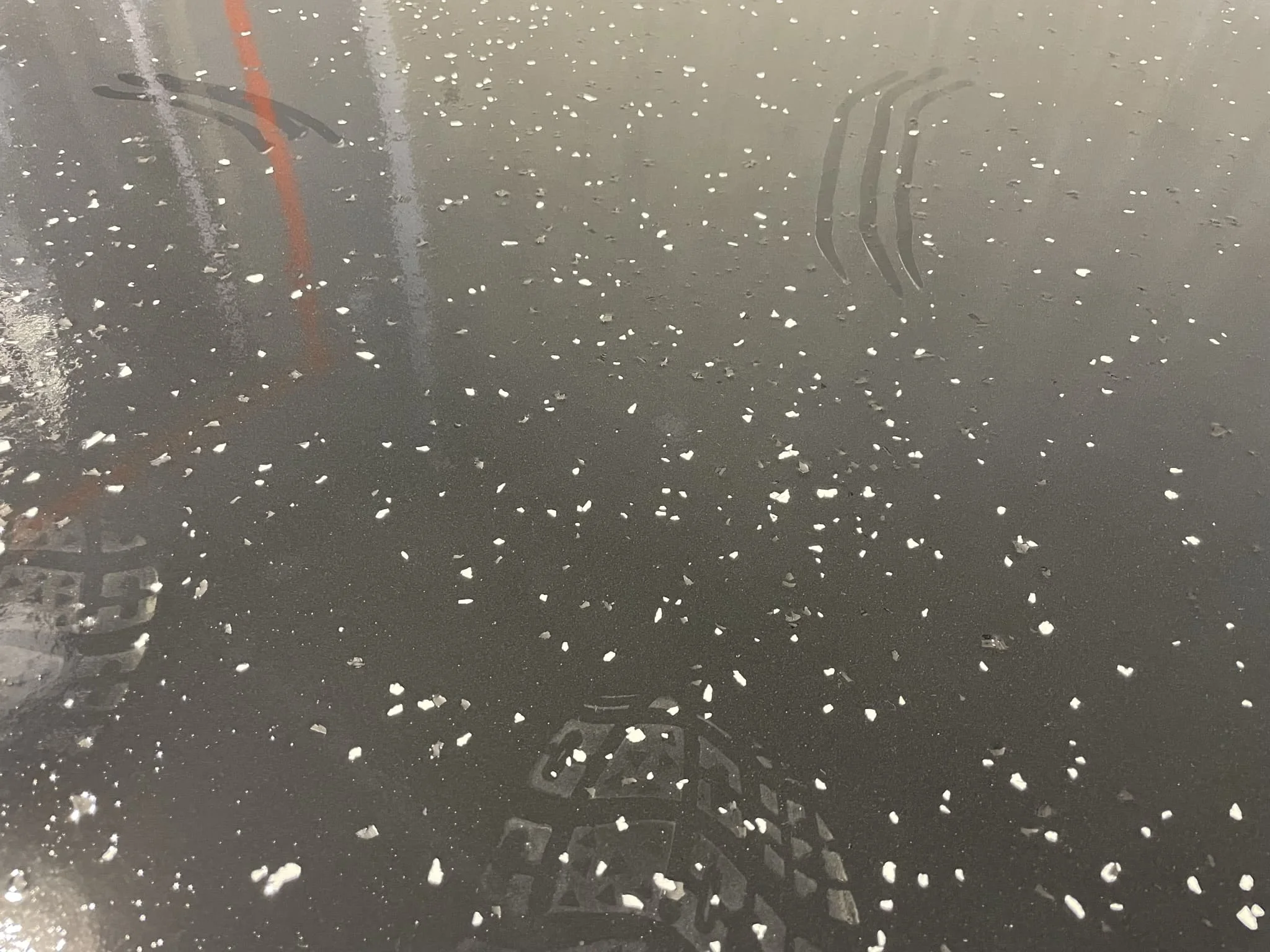 Процесс нанесения кварцевого наполнителя на полимерную основу в цеху / ТопПолГарант