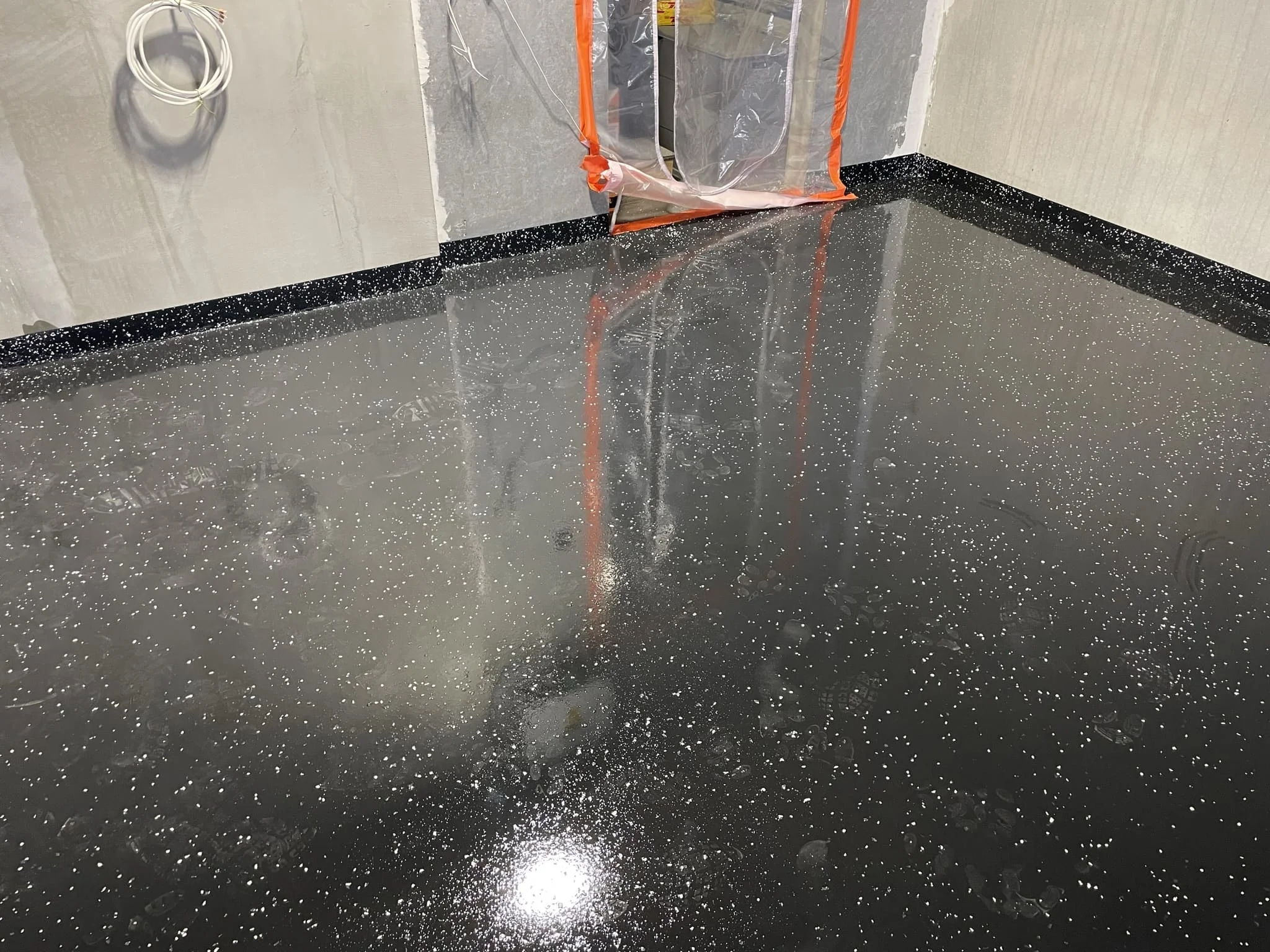 Готовый бесшовный кварценаполненный пол под погрузчиком в логистическом складе / ТопПолГарант