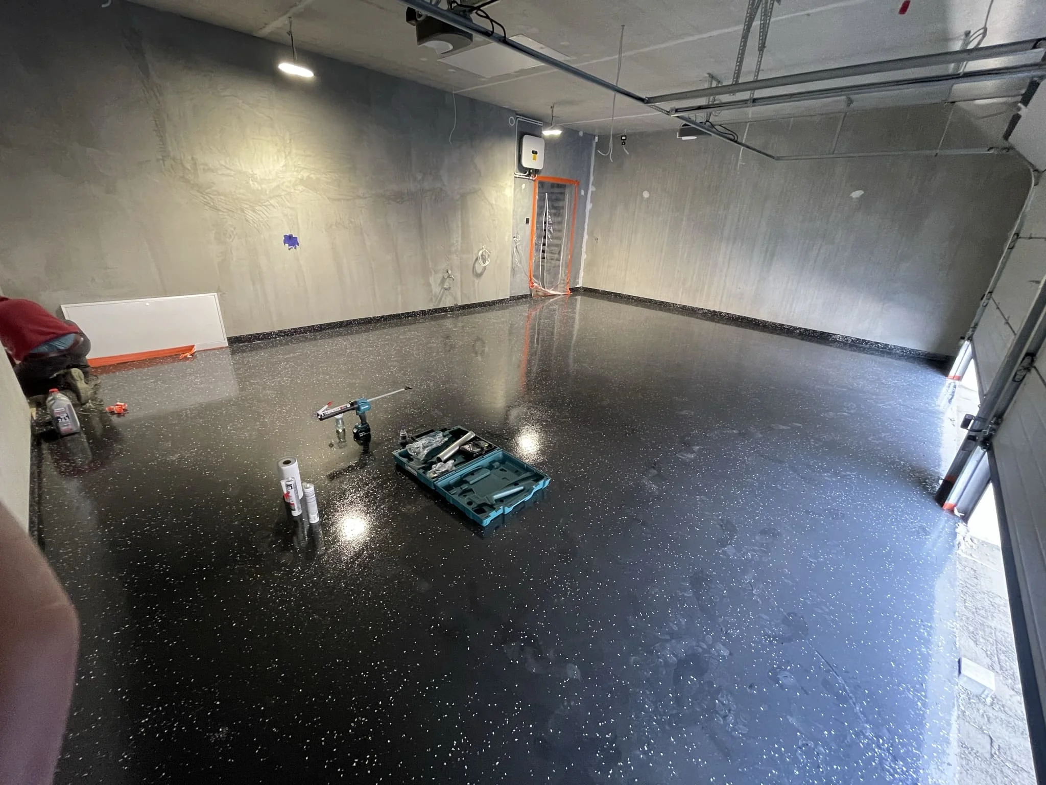 Монтаж кварценаполнённого пола с втиранием песка в производственном ангаре / ТопПолГарант