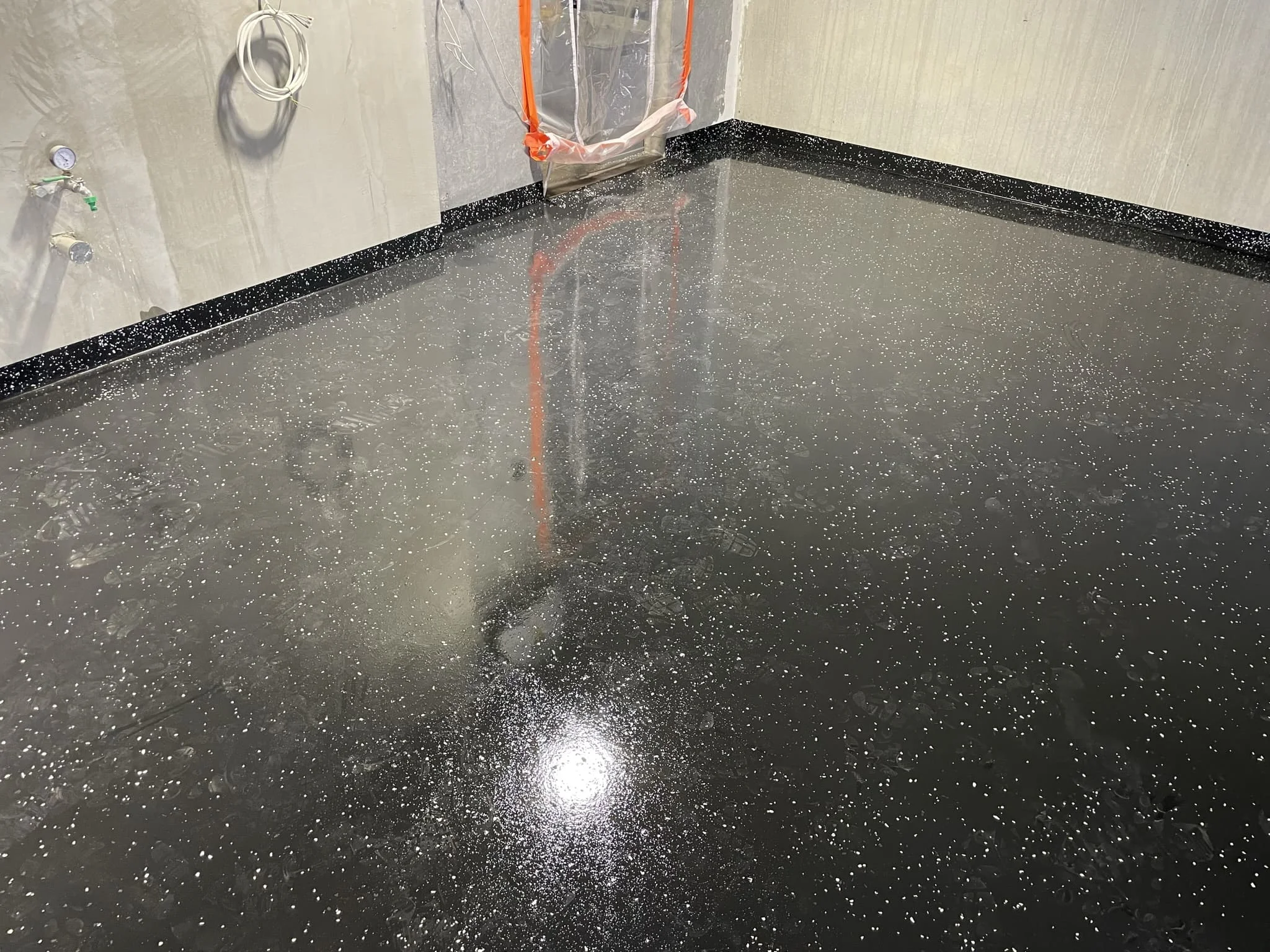 Готовая бесшовная поверхность кварценаполненного пола с противоскользящим слоем в логистическом центре / ТопПолГарант