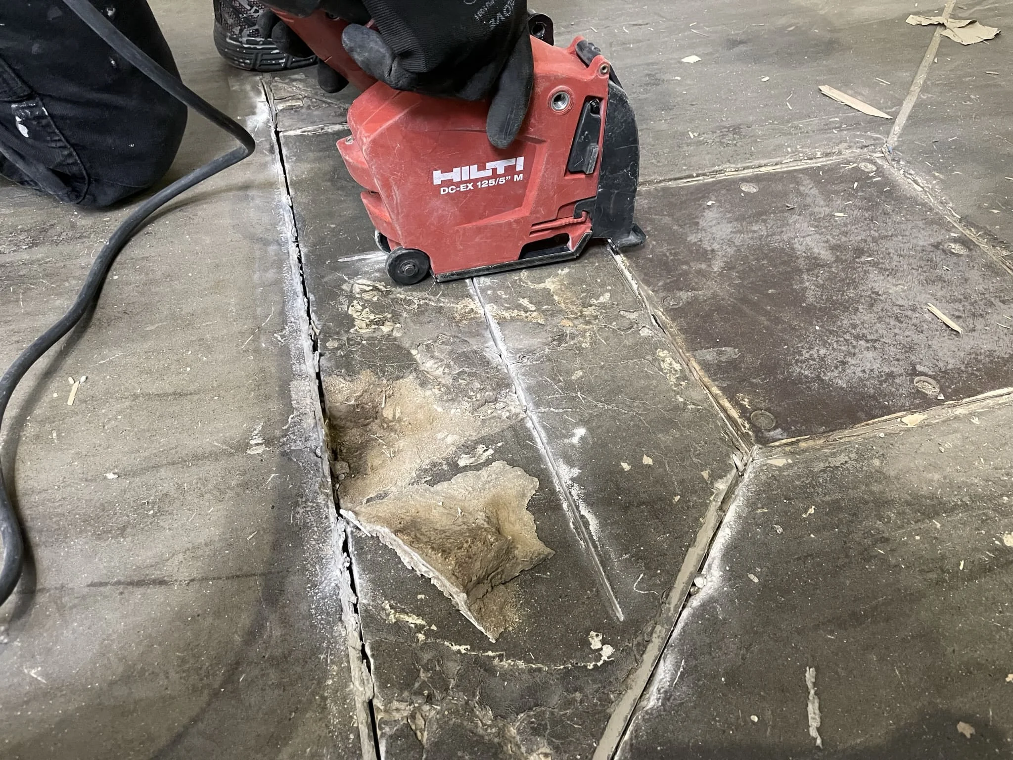 Сравнение структуры кварцевого, бетонного и наливного пола на производстве / ТопПолГарант