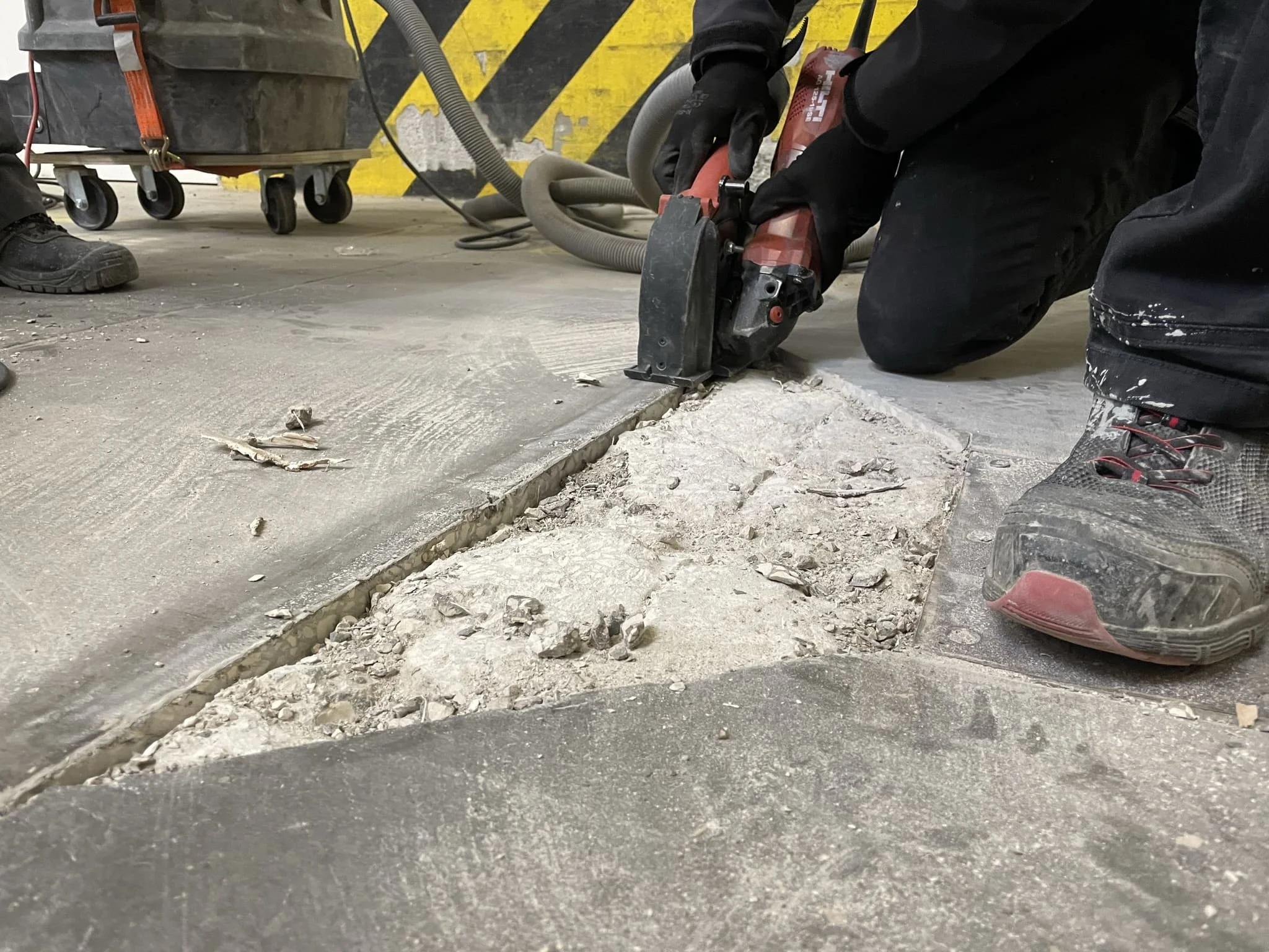 Интерьер цеха с цветным кварценаполненным покрытием и серым бетоном рядом / ТопПолГарант