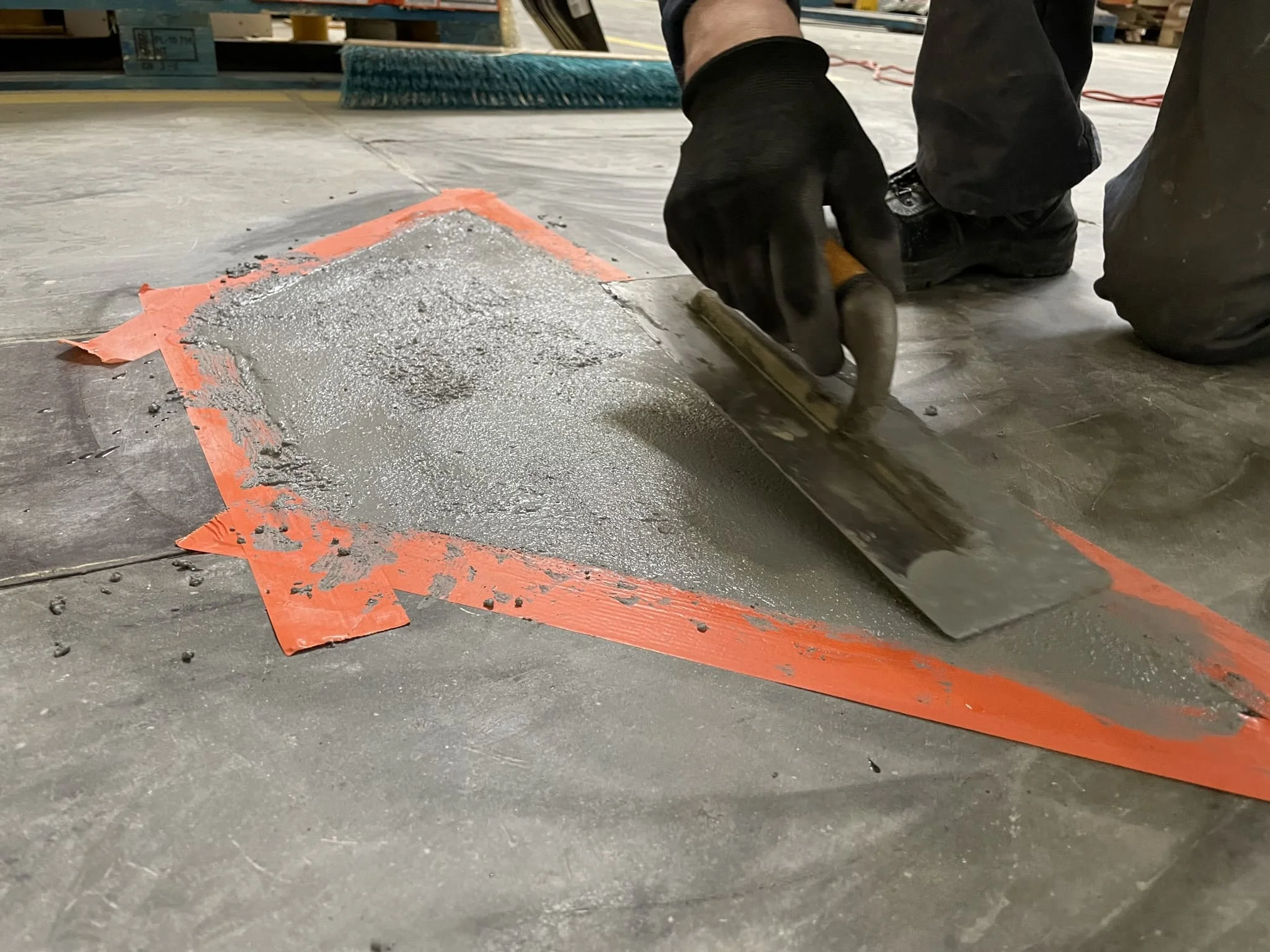 Процесс нанесения кварцевого слоя и грунтования основания крупного склада / ТопПолГарант