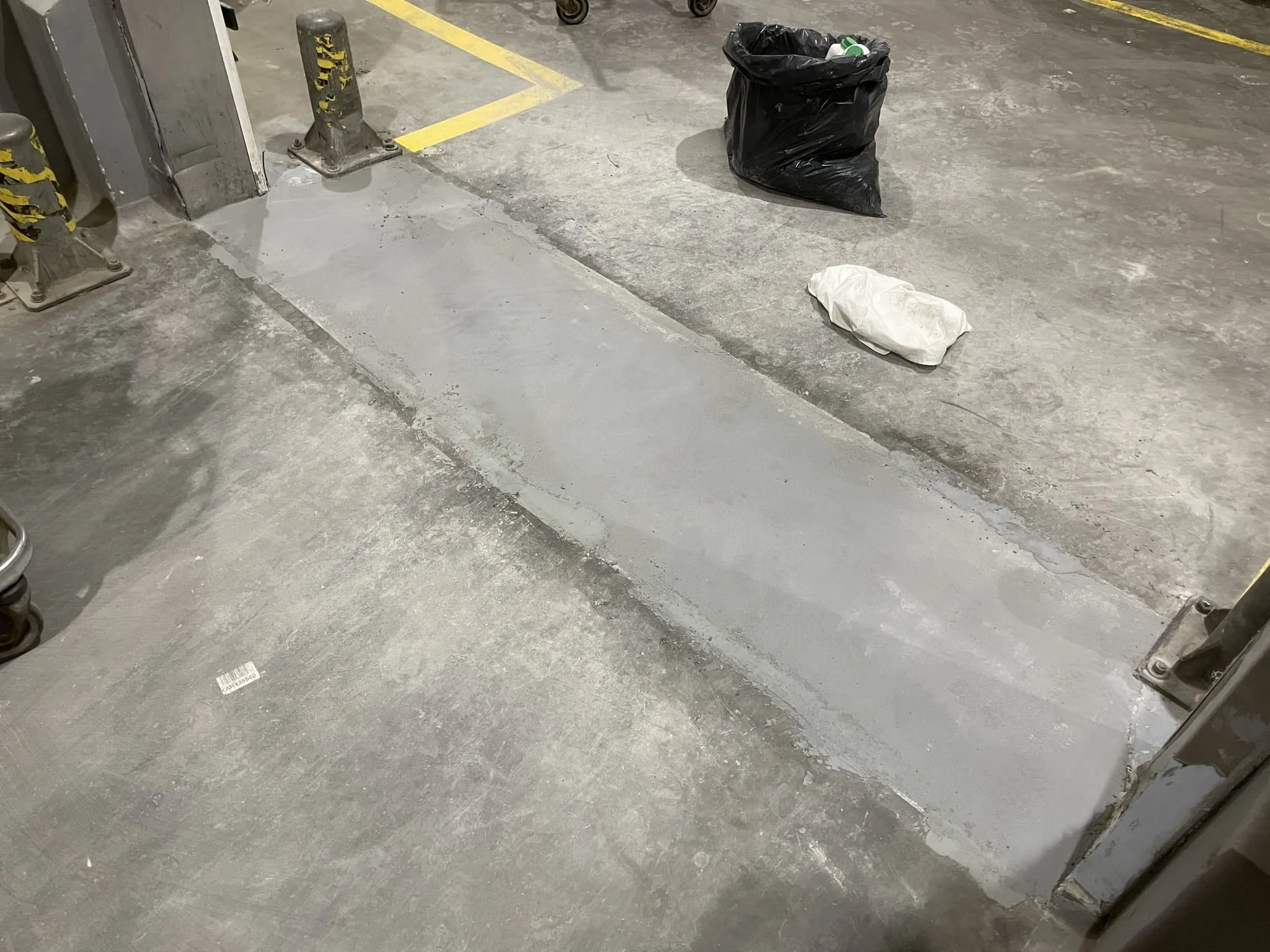 Монтаж полимерцементного пола в торговом центре с затиркой финишного слоя / ТопПолГарант