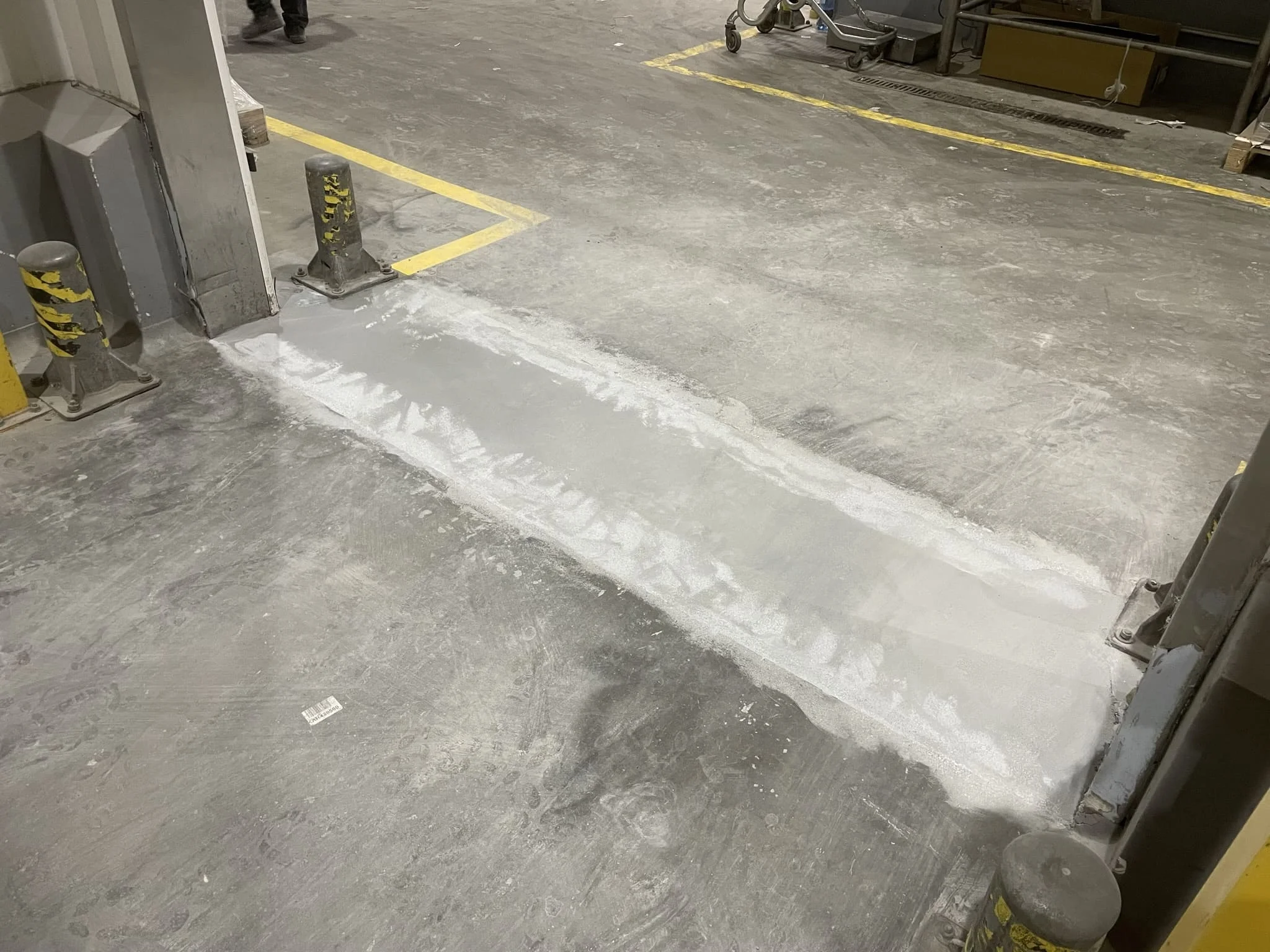 Монтаж полимерцементного пола в автостоянке и мокрой зоне производства / ТопПолГарант