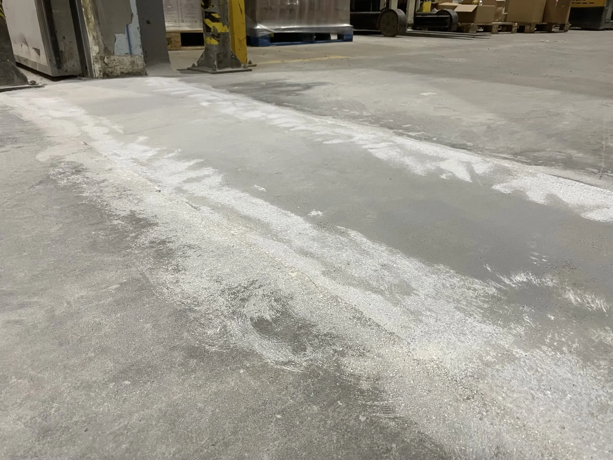 Готовое полимерцементное покрытие с зоновой разметкой в торговом комплексе / ТопПолГарант