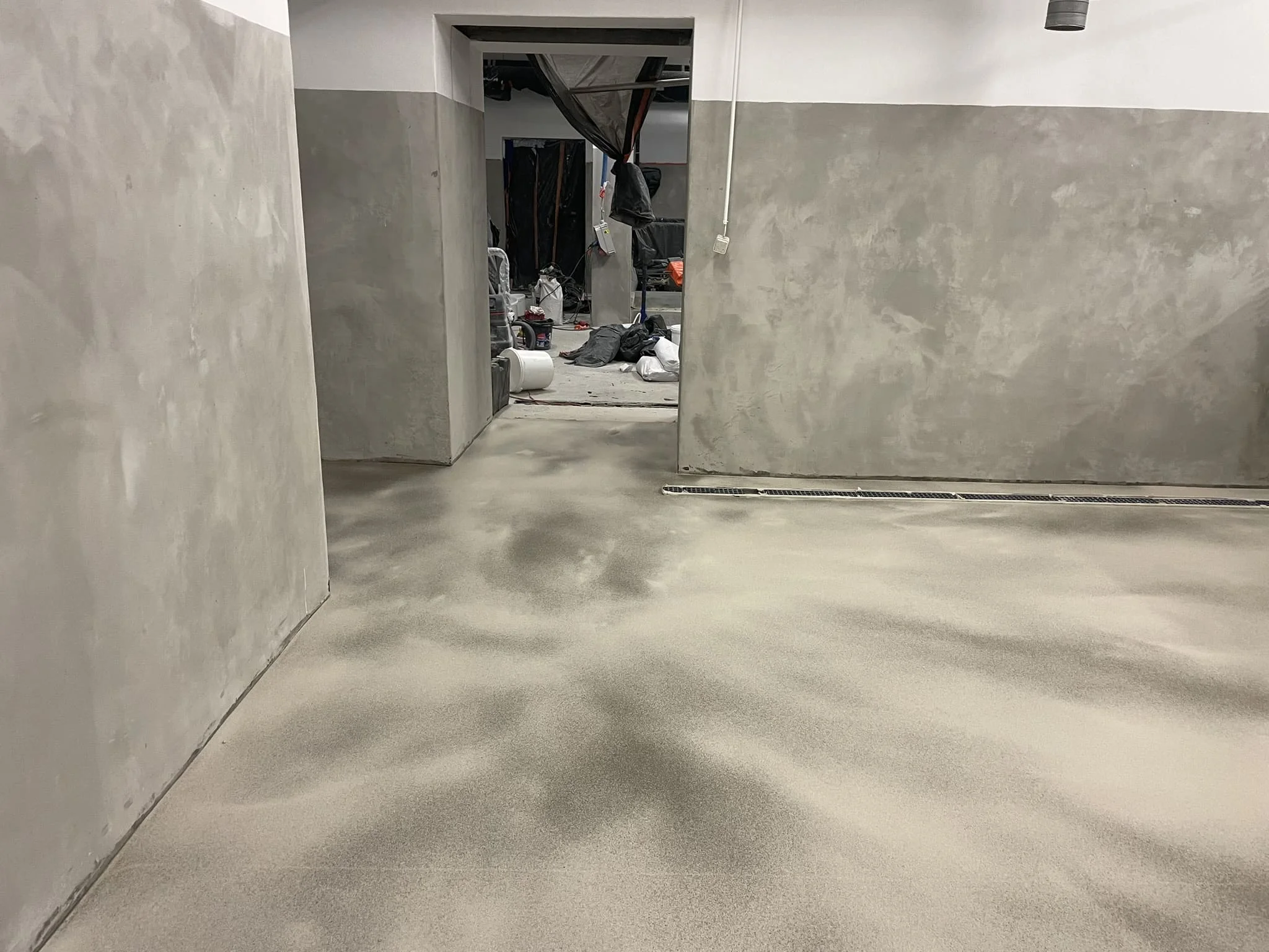 Разравнивание полимерцементной смеси при устройстве пола в цеху / ТопПолГарант