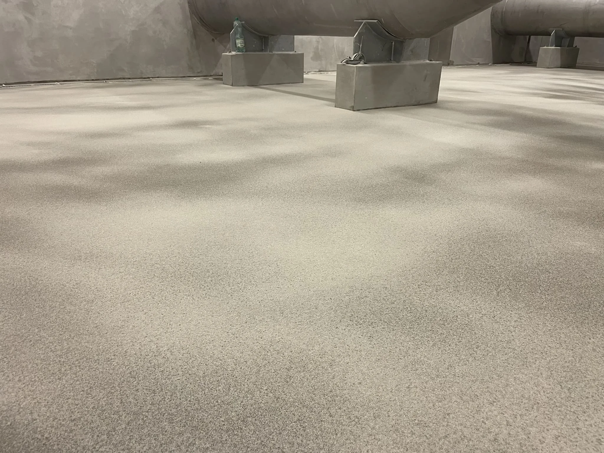 Готовое цветное полимерцементное покрытие на складе после запуска в работу / ТопПолГарант