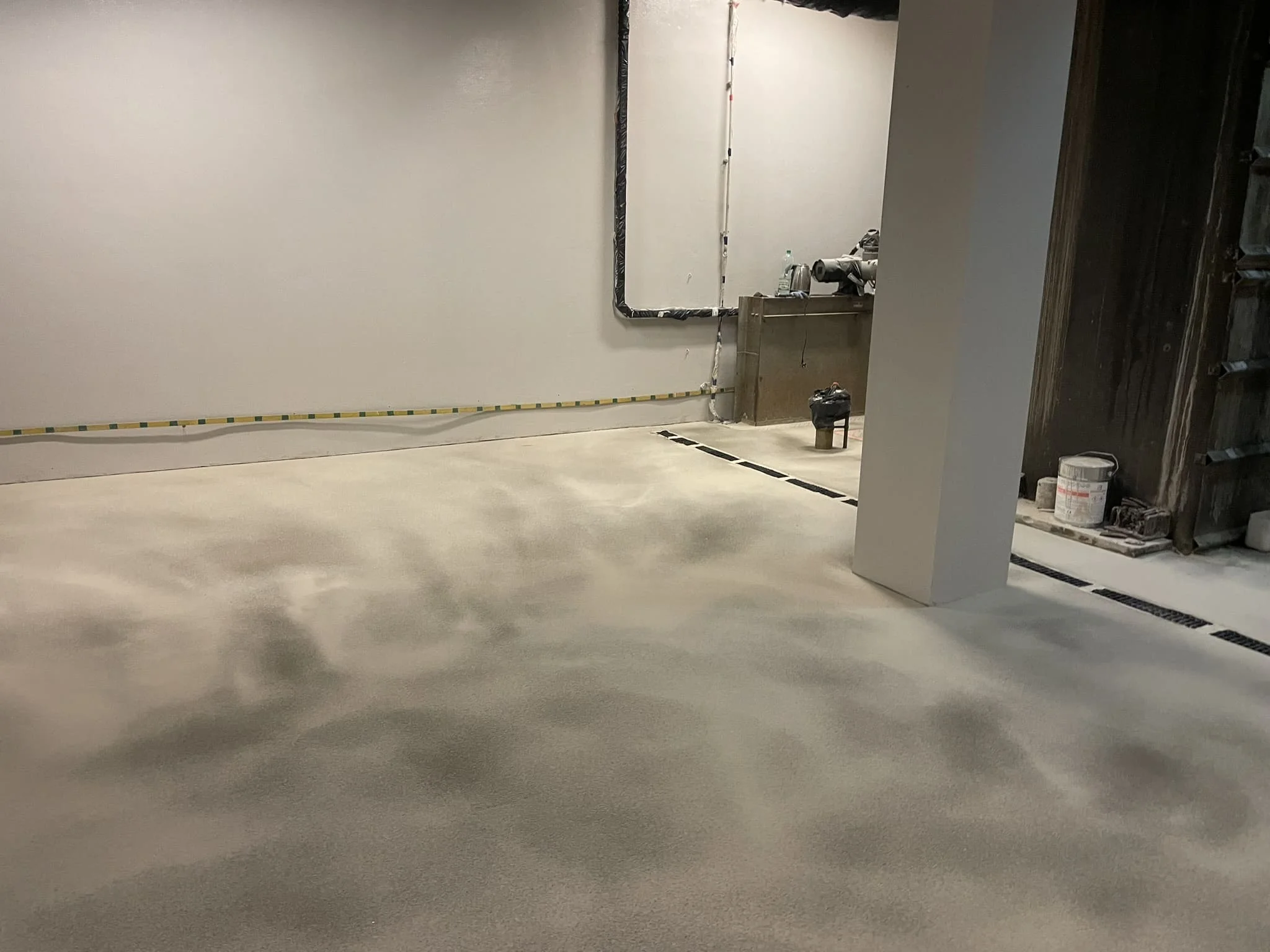 Монтаж полимерцементного пола и классической стяжки в одном производственном помещении / ТопПолГарант