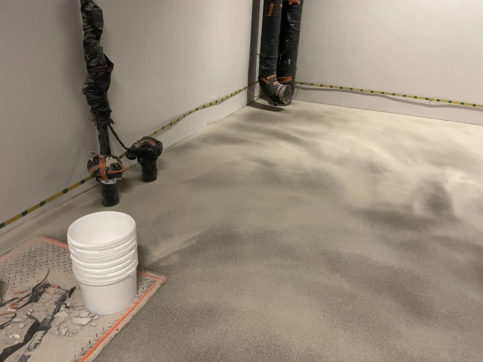 Эксплуатация и локальный ремонт полимерцементного покрытия в складском или офисном центре / ТопПолГарант