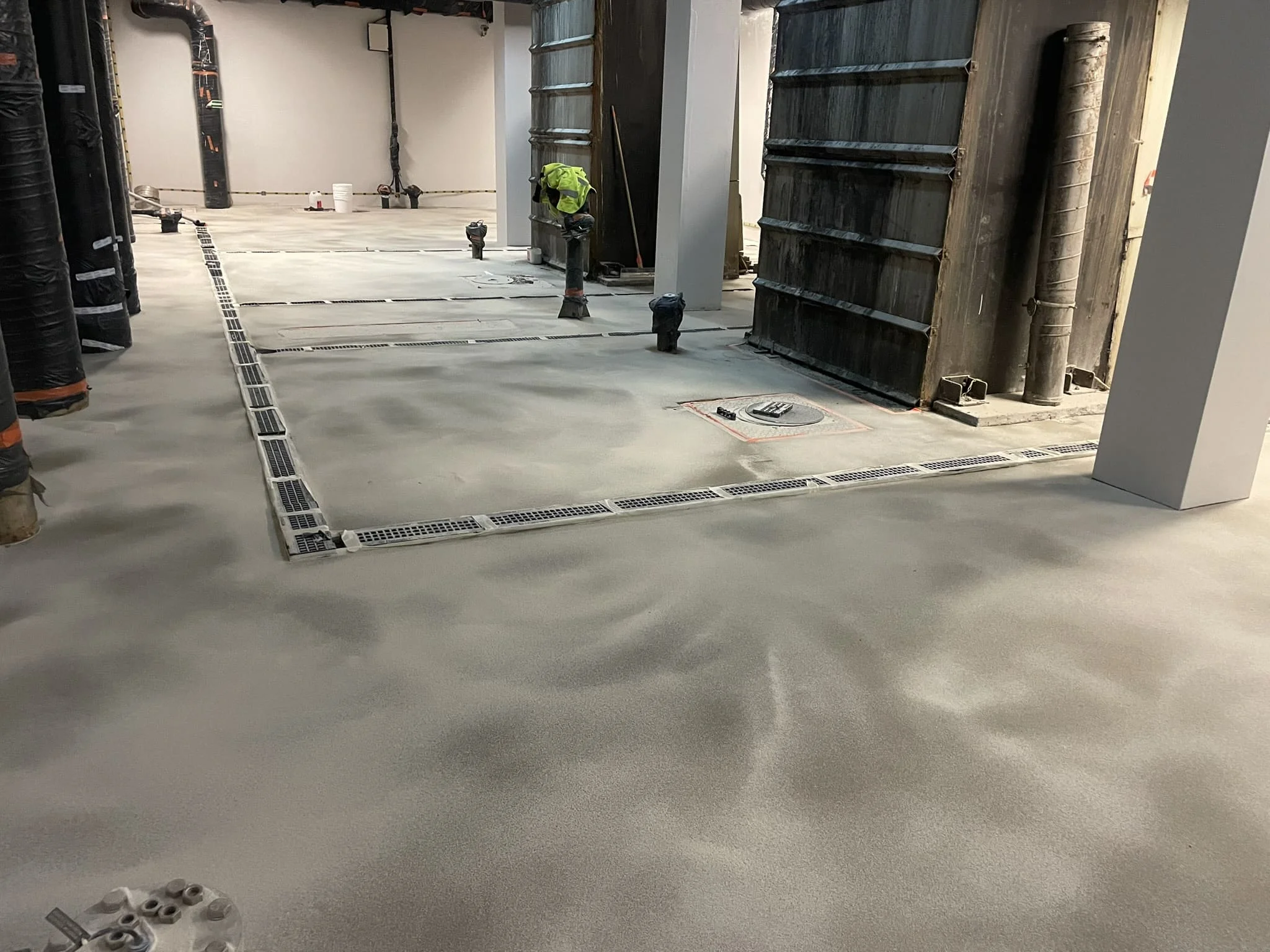 Монтаж магнезиального пола в серверной или аппаратной / ТопПолГарант