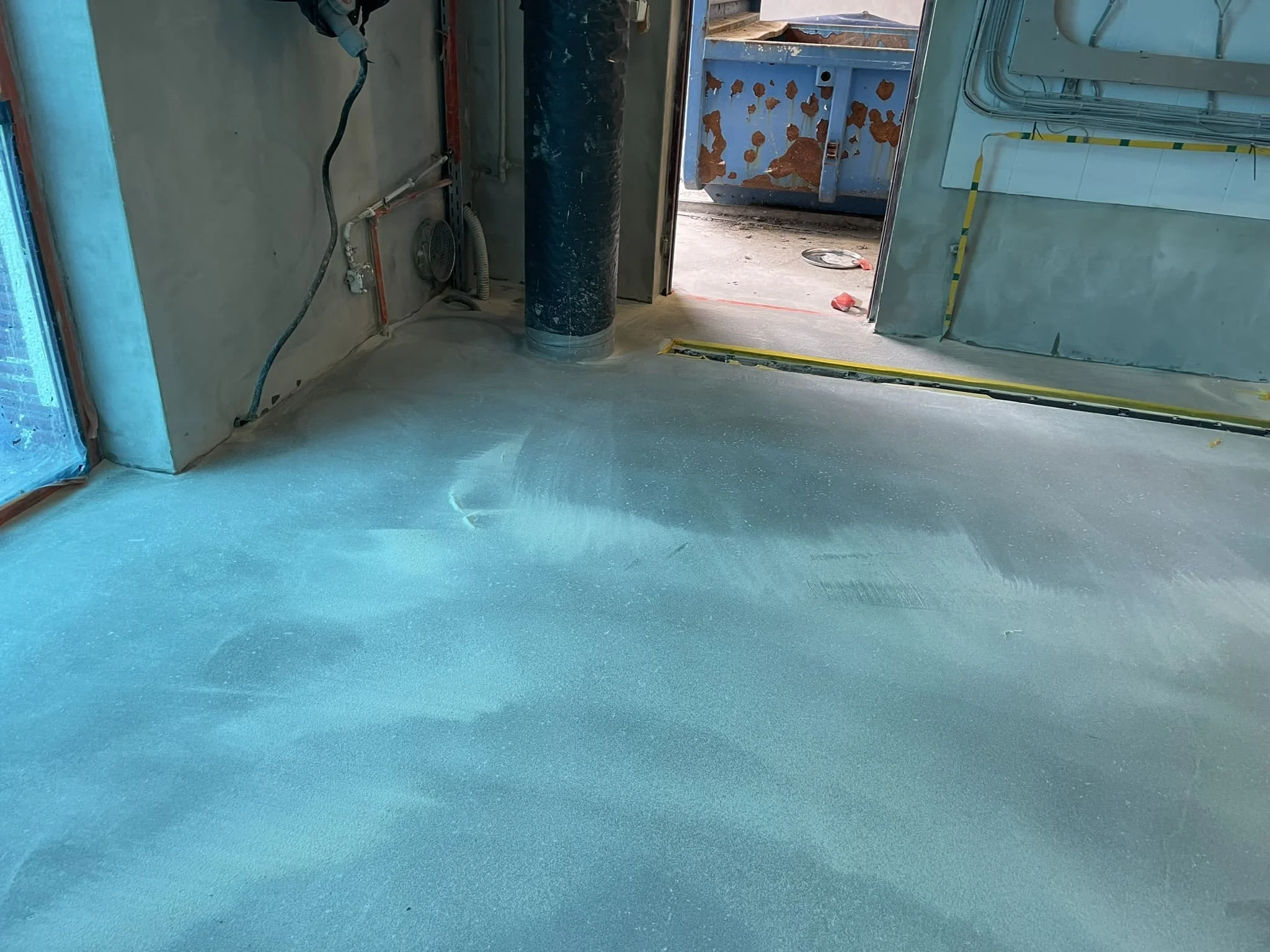 Монтаж магнезиального покрытия в лаборатории или серверной / ТопПолГарант