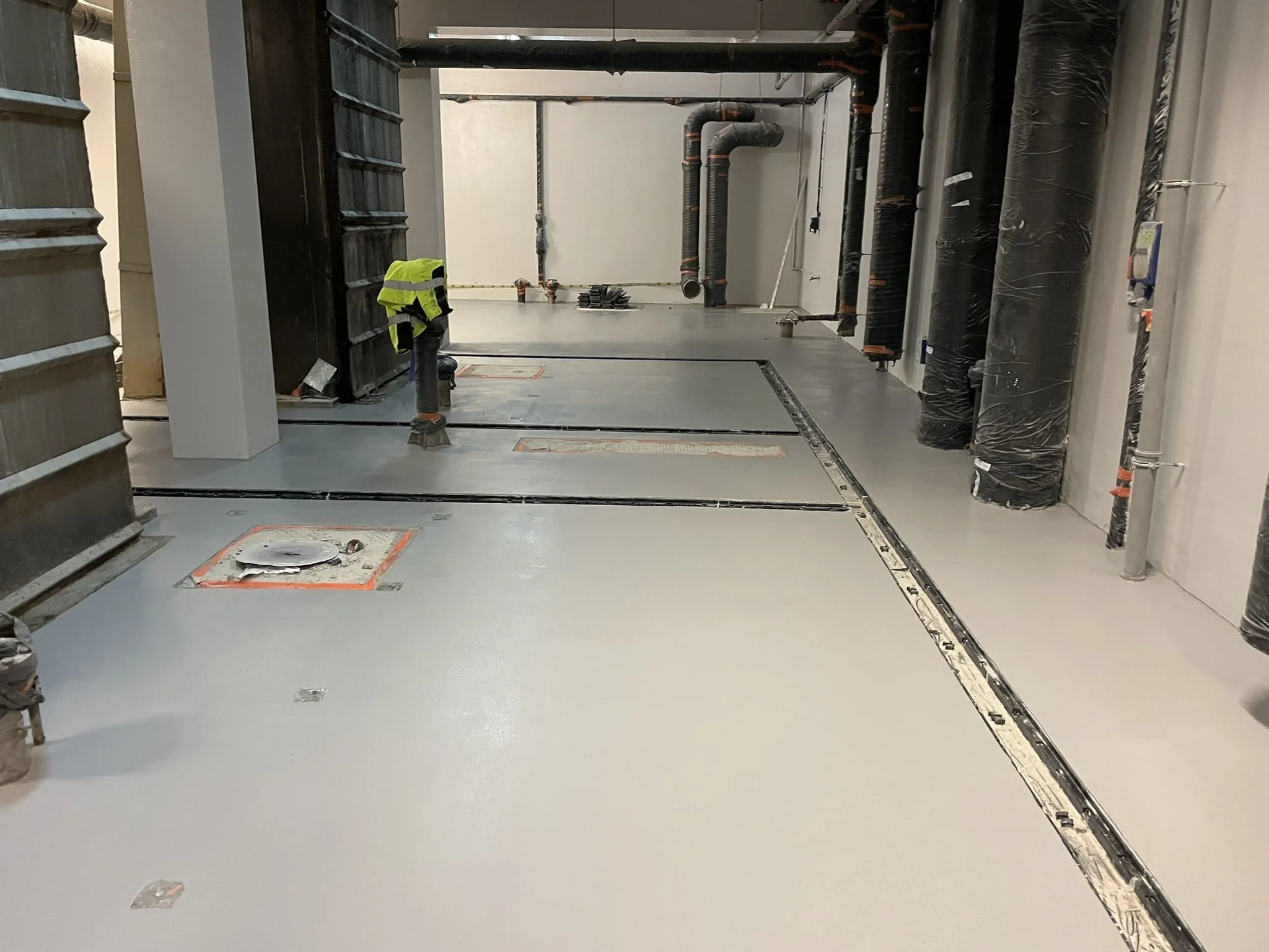 Этап шлифовки и финишной затирки магнезиального покрытия в лаборатории / ТопПолГарант