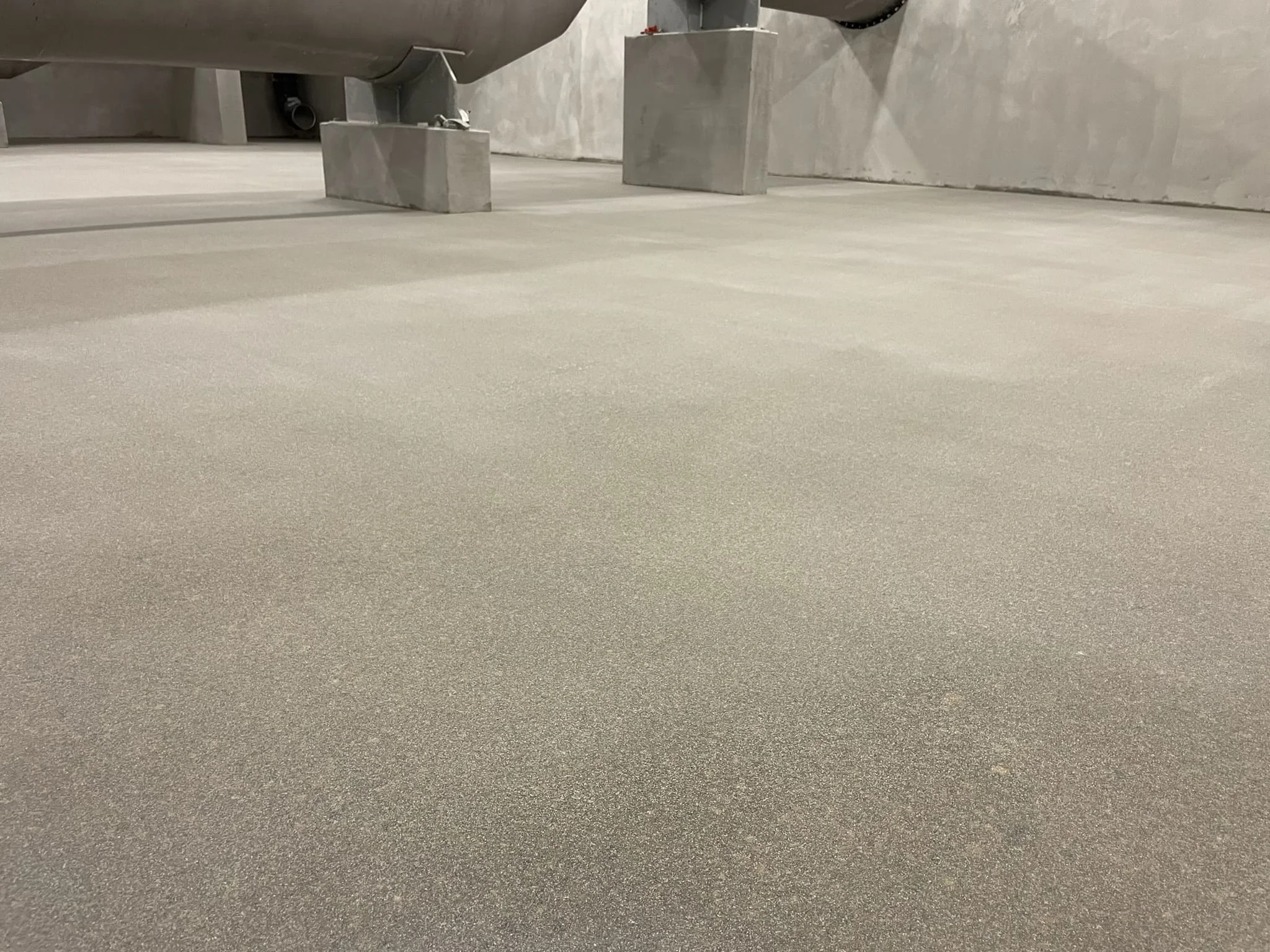 Пол с эпоксидной и магнезиальной зоной: тест на износ, скольжение и уборку / ТопПолГарант