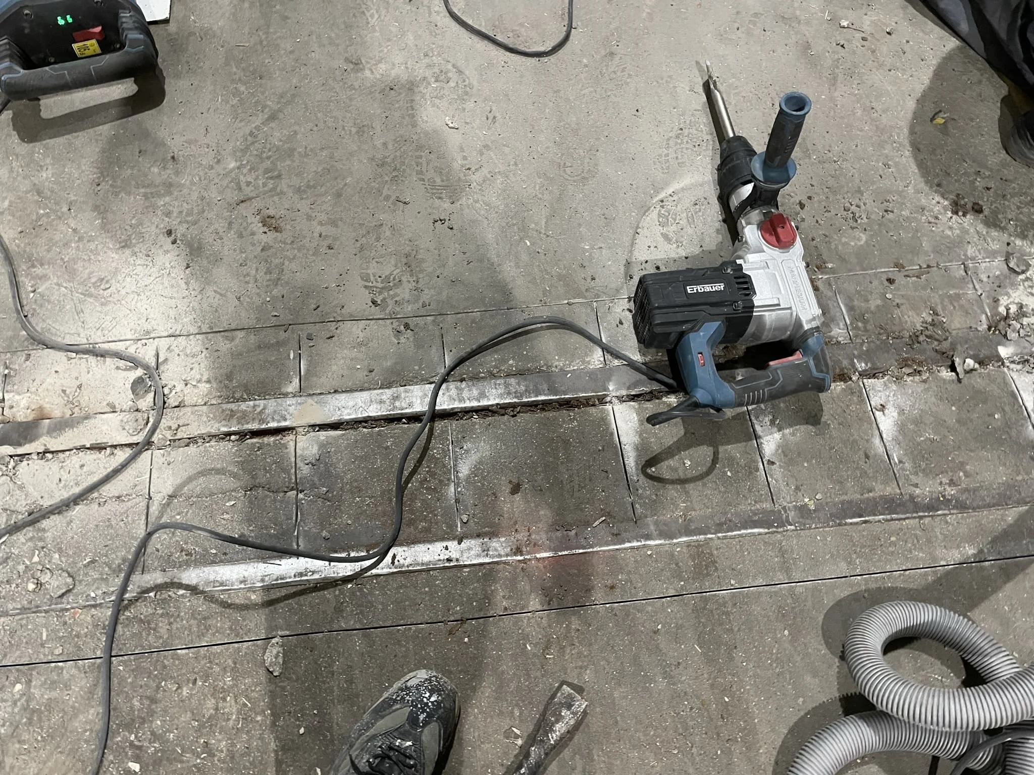 Заземляющий контур и разметка на антистатическом полу в производственном зале / ТопПолГарант