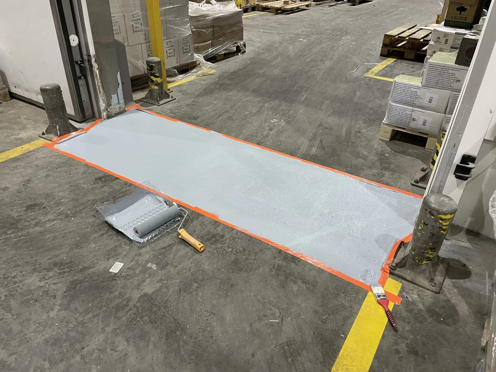 Монтаж антистатического пола с укладкой токопроводящей сетки в цехе / ТопПолГарант