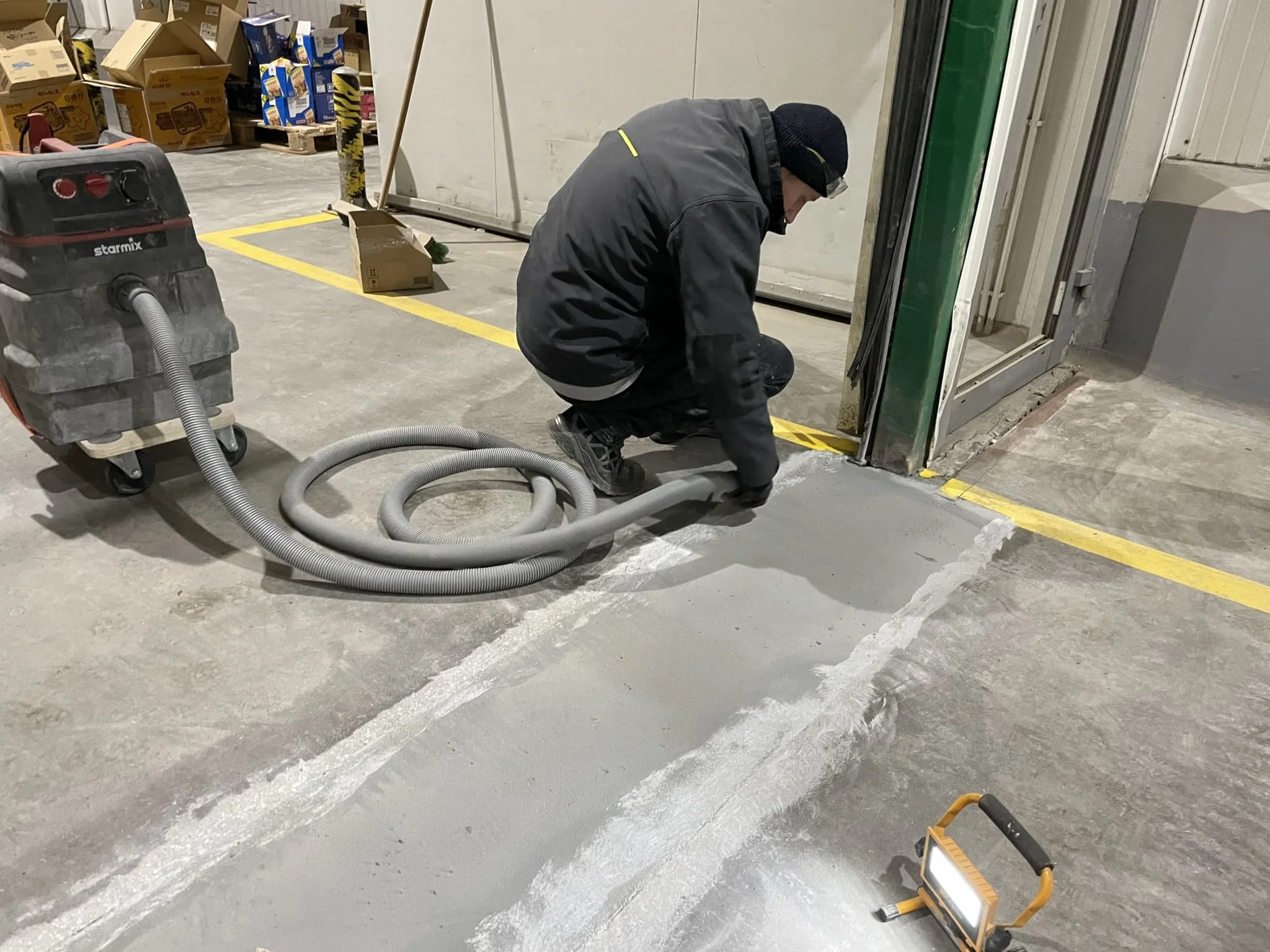 Процесс укладки антистатического пола и подключения к заземляющему контуру / ТопПолГарант