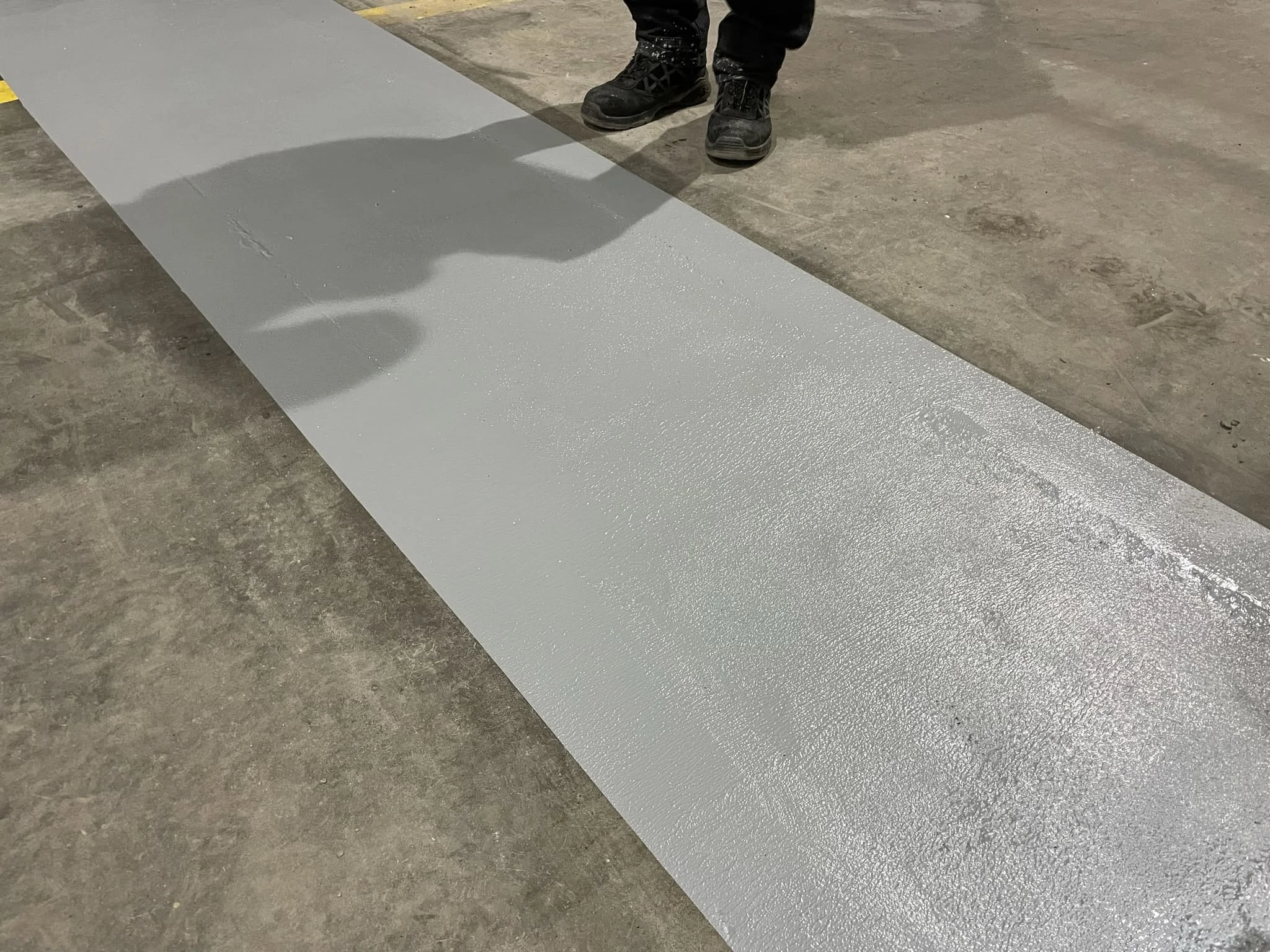 Монтаж токопроводящего пола в серверной или на линии электроники / ТопПолГарант