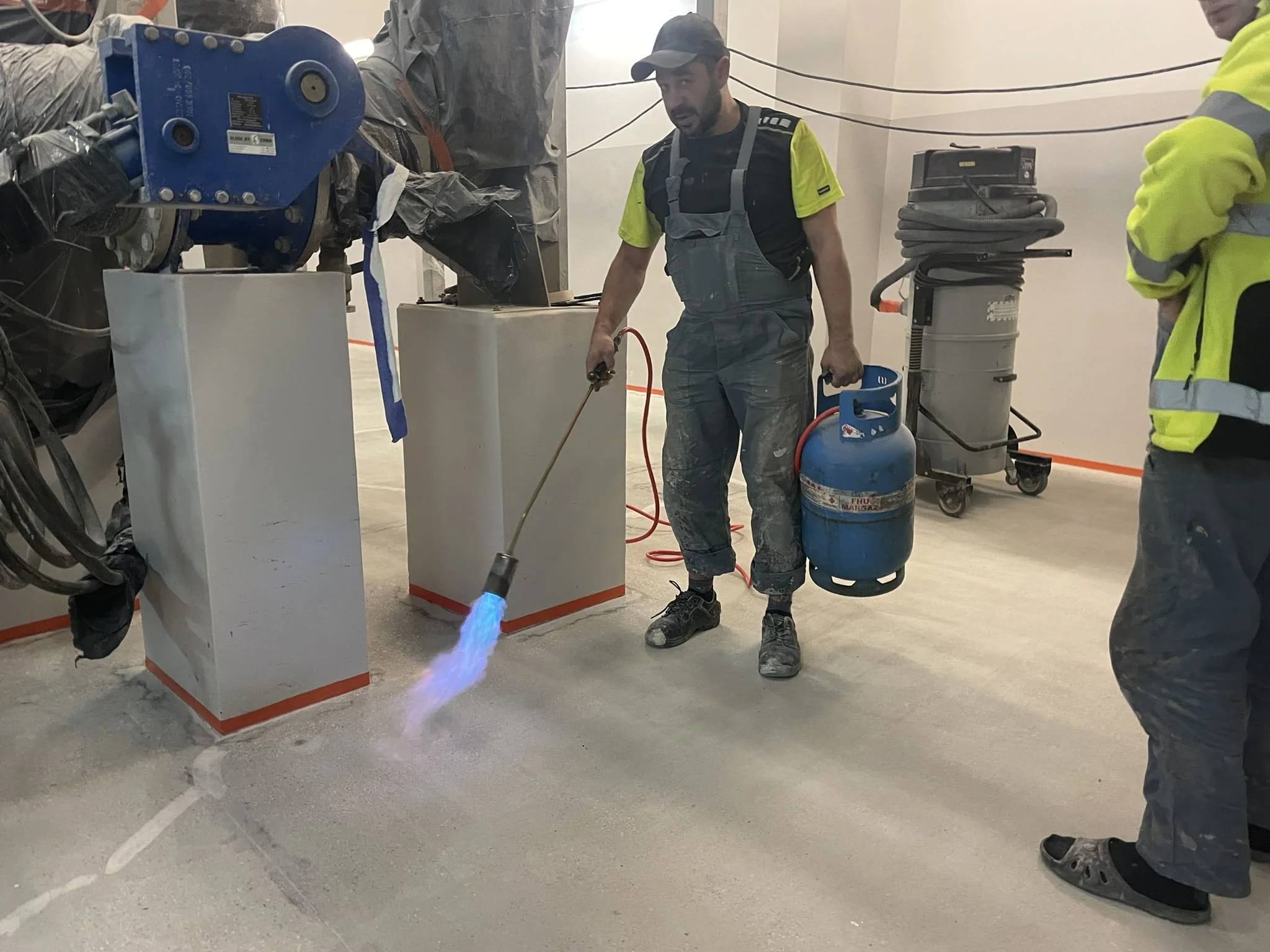 Укладка токопроводящей сетки и наливного пола в серверной / ТопПолГарант