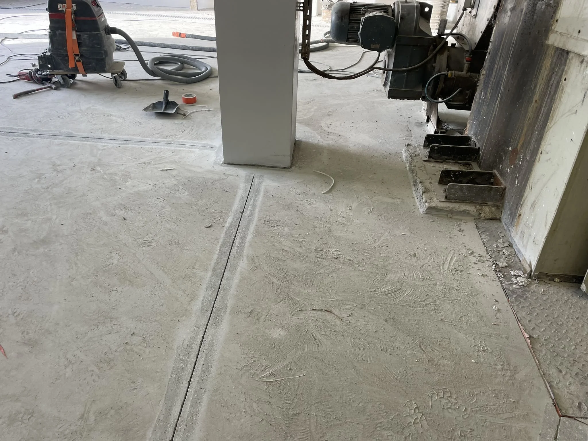 Монтаж токопроводящей сетки и заливка наливного покрытия в промышленном цехе / ТопПолГарант