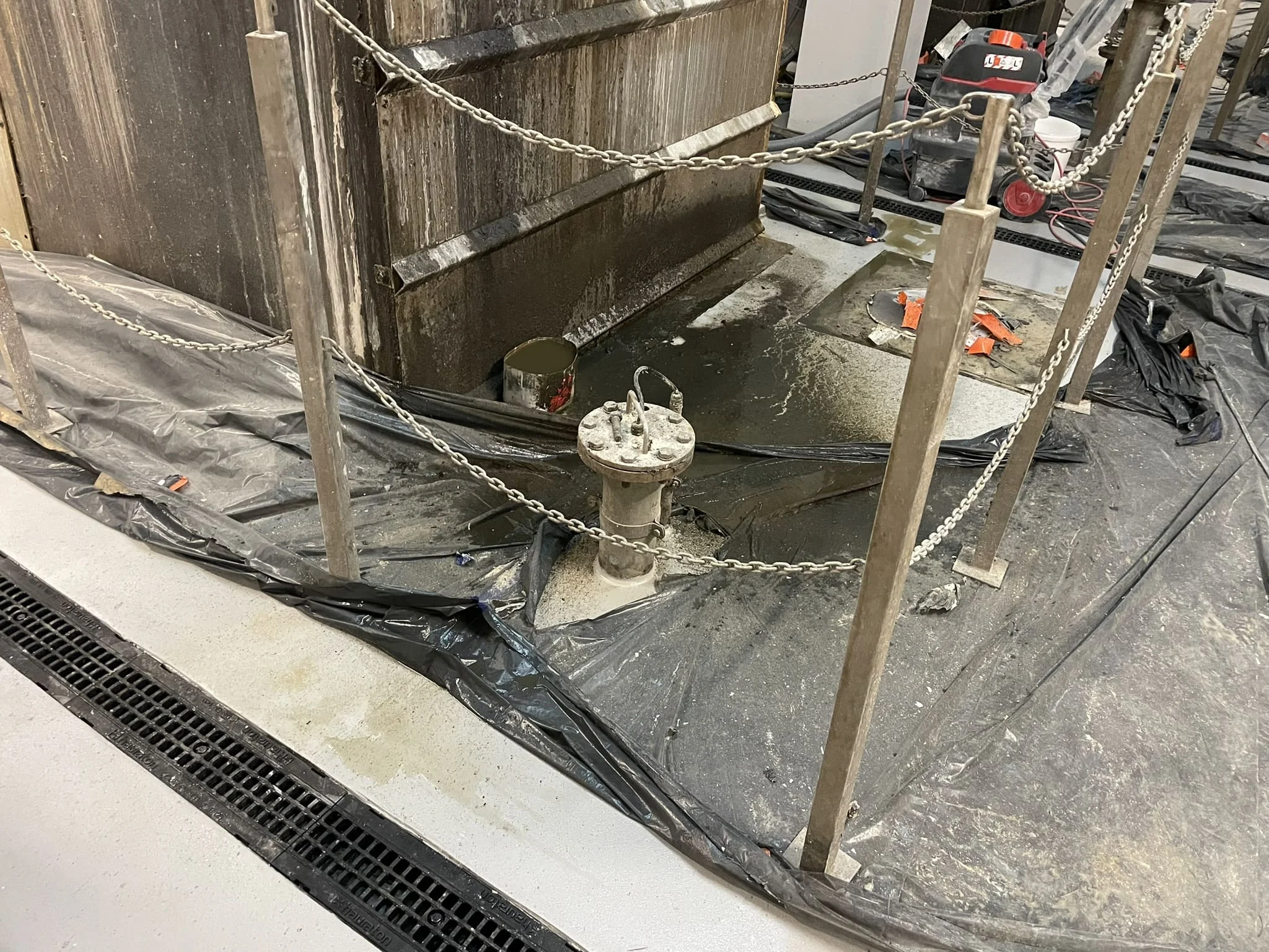 Быстрый ремонт метилметакрилатного пола в торговом зале ночью / ТопПолГарант