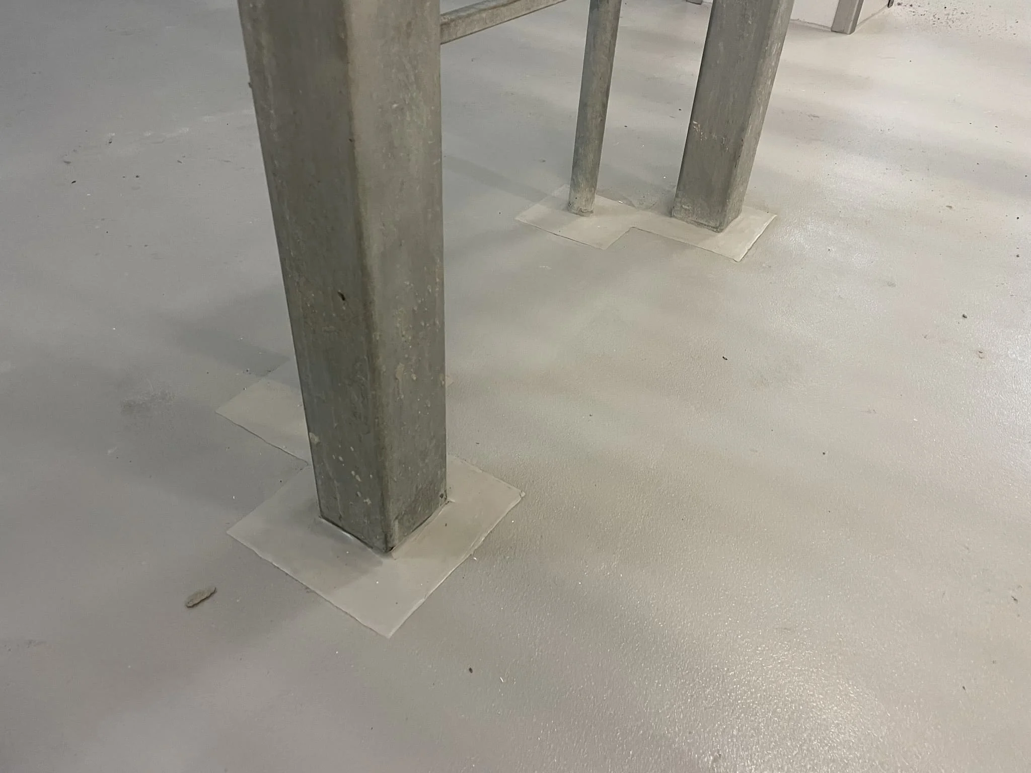 Готовый морозостойкий ММА-пол промышленного склада с разметкой / ТопПолГарант