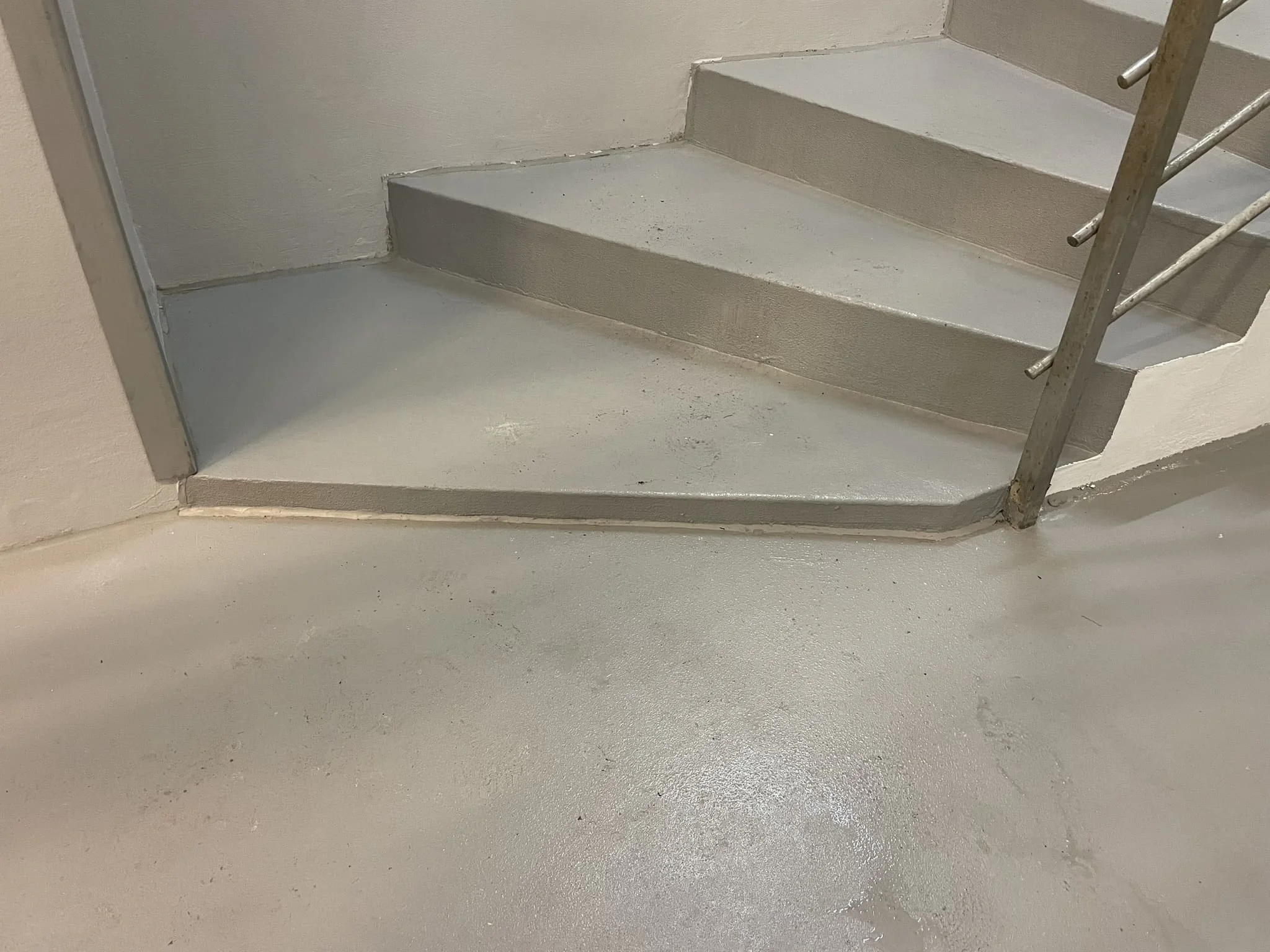 Готовое ММА-покрытие с противоскользящим финишем, зонированием и разметкой в складе или паркинге / ТопПолГарант