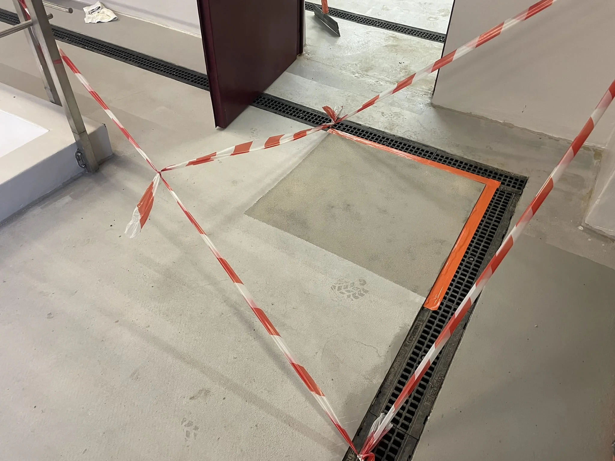 Глянец и ровность эпоксидного наливного пола на складе с техникой / ТопПолГарант